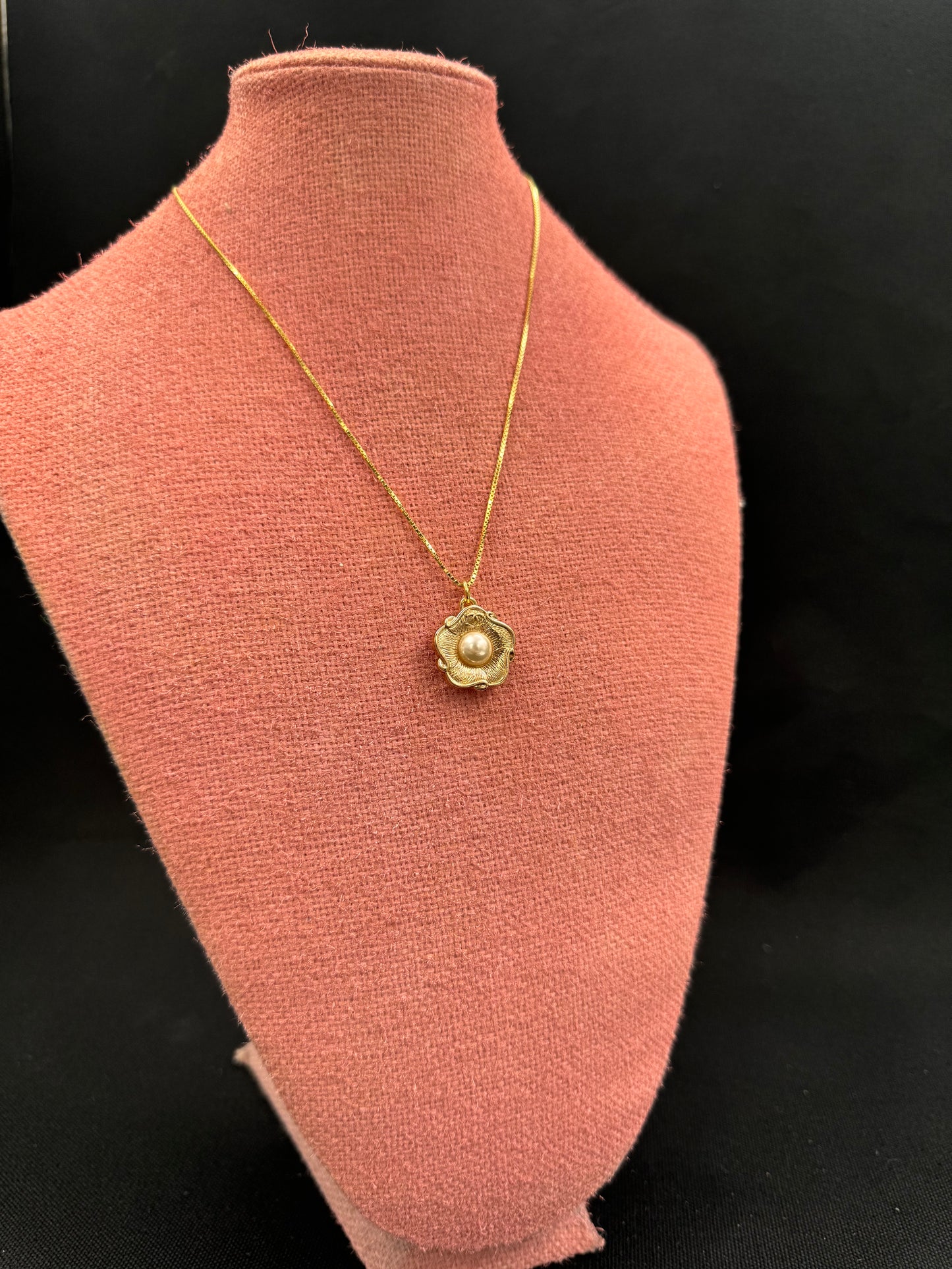 Vintage Chanel smykke gullblomst med perle