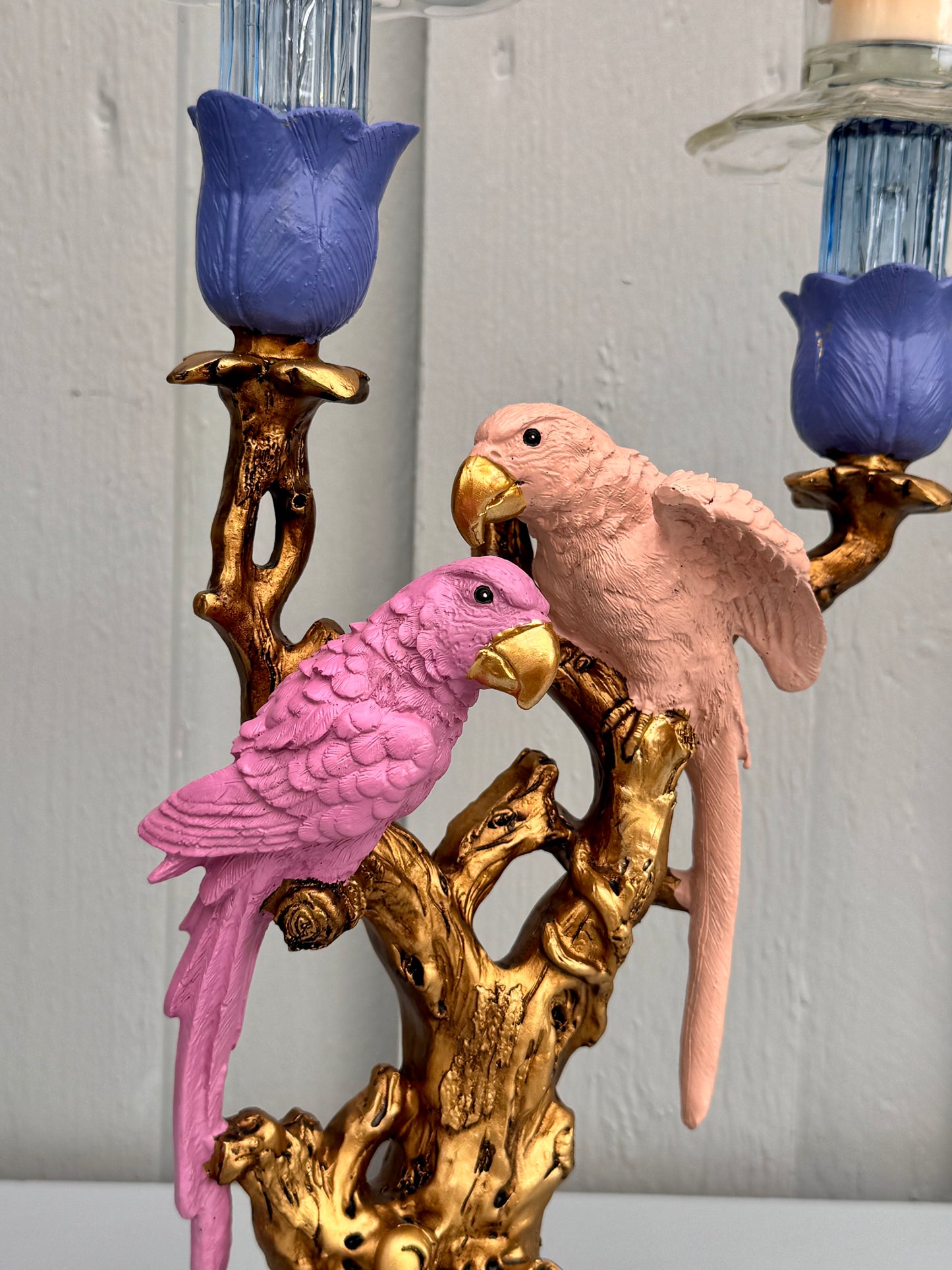 Redesignet Papegøye i gull, rosa og lilla