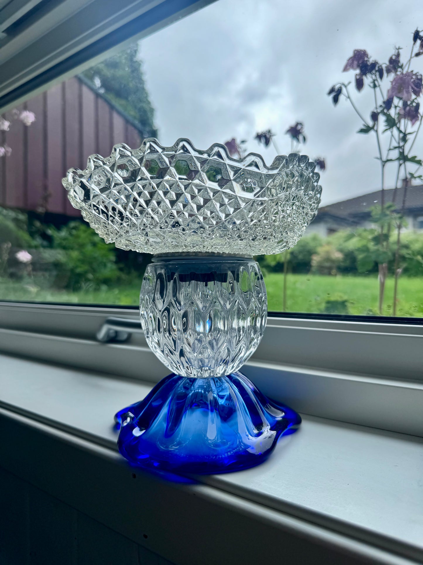 Stor solcellelampe koboltblå krystallfot, glassklar kule og krystallskål