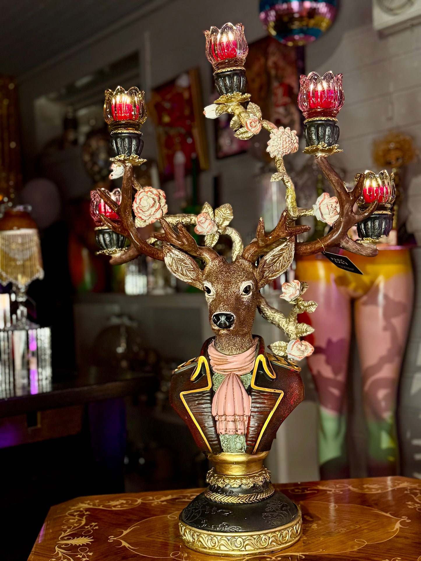 Redesignet hjorten Alexander i grønt og rosa