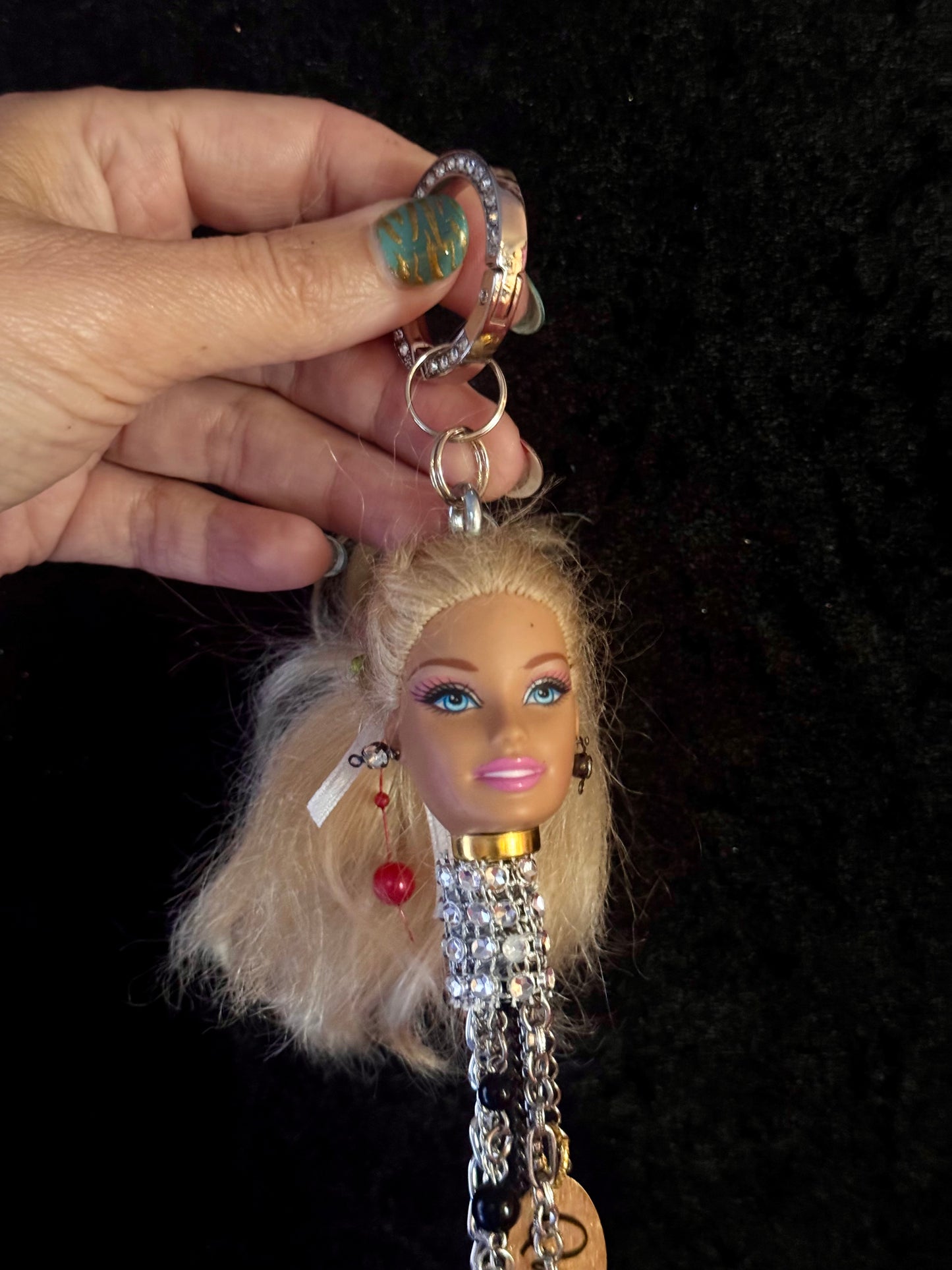 Vintage Barbie veskepynt «Blondine med rød rose i hestehale og diamant ørepynt»
