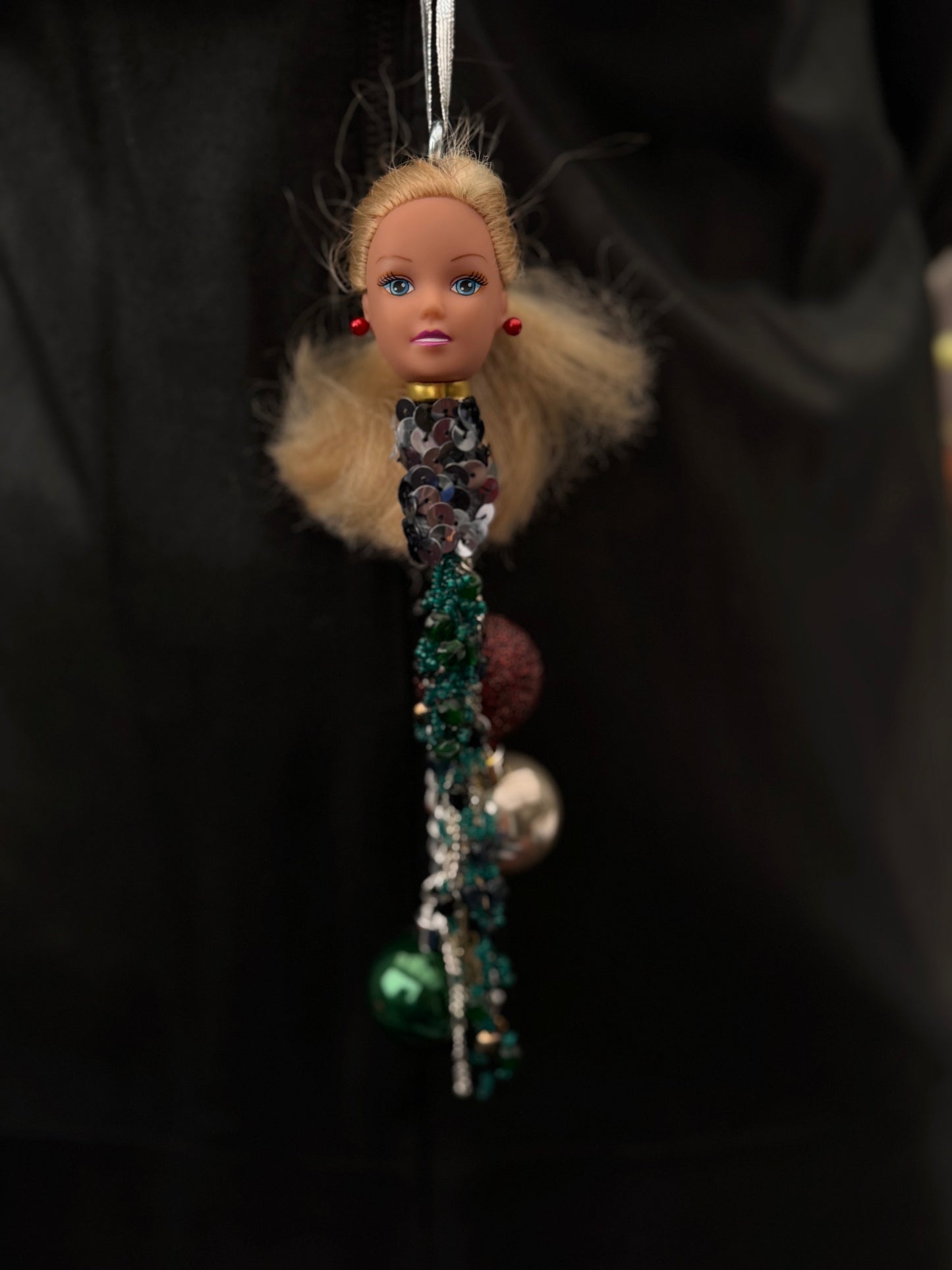 Vintage Barbie julekule «Blondine med sølvgråt paljettbånd i hår og hals med julekuler til pynt»