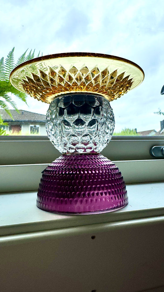 Mini Solcellelampe med lilla fot og glassfat med gullkant
