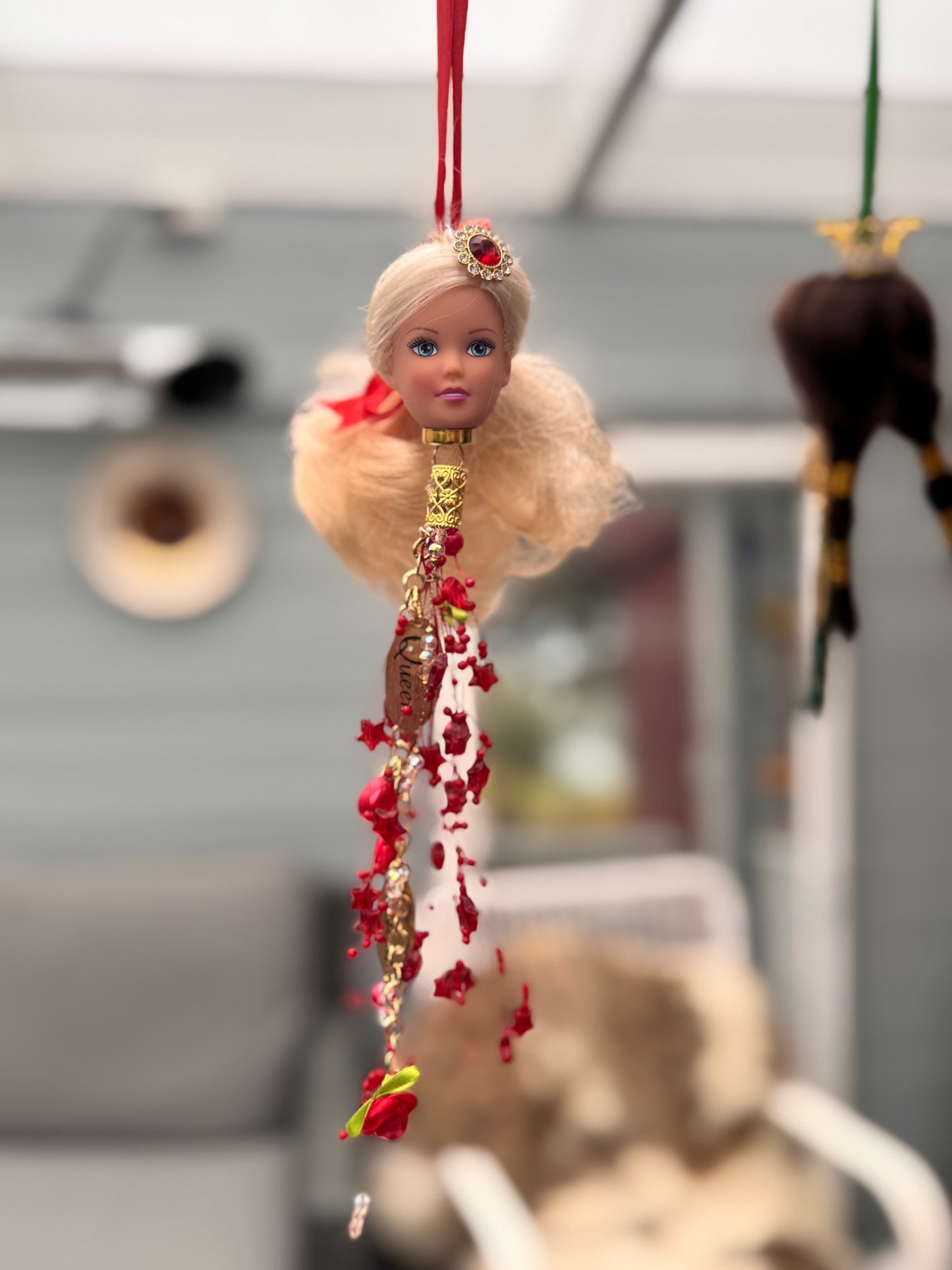 Vintage Barbie julekule «Blondine med julerød pynt»