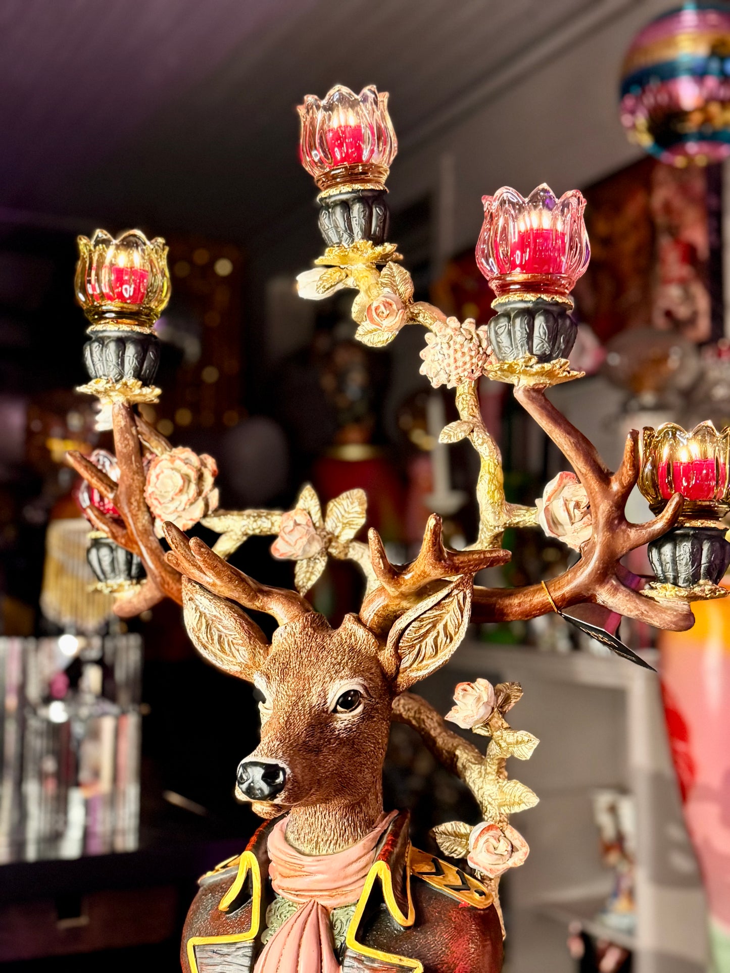 Redesignet hjorten Alexander i grønt og rosa