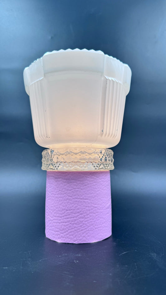 Batterilampe i rosa skinn og kuppel i hvitt glass