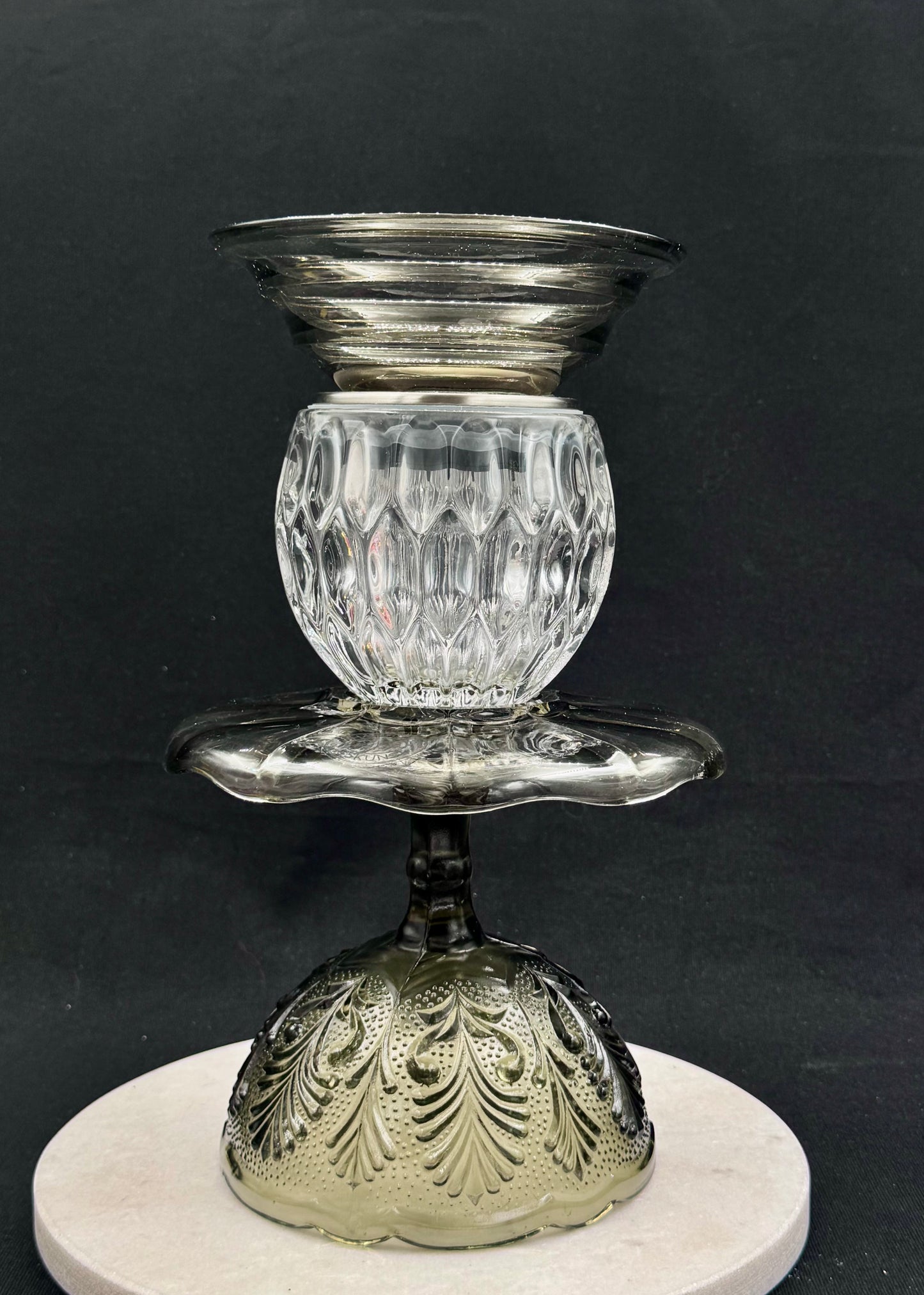 Stor vintage solcellelampe med smoke grå fot og skål i smoke grå