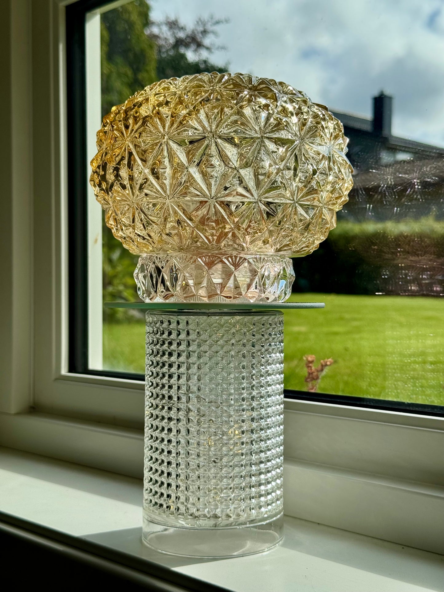 Diamantlampe med mønstret fot og champagnemønstret glass