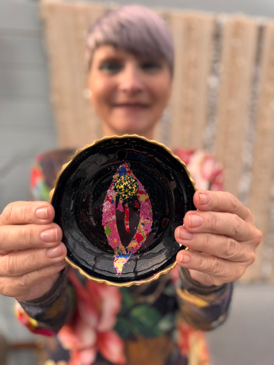 Vulvakunst svart glass og gullkant med fargefest- grønn diamant