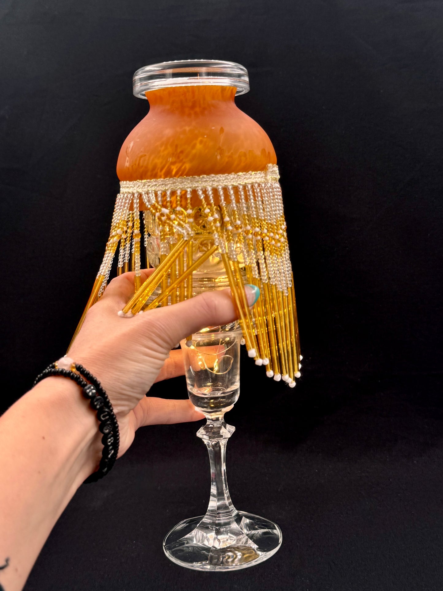 Vintage mini lyslenkelampe ambergul kuppel på stettfot