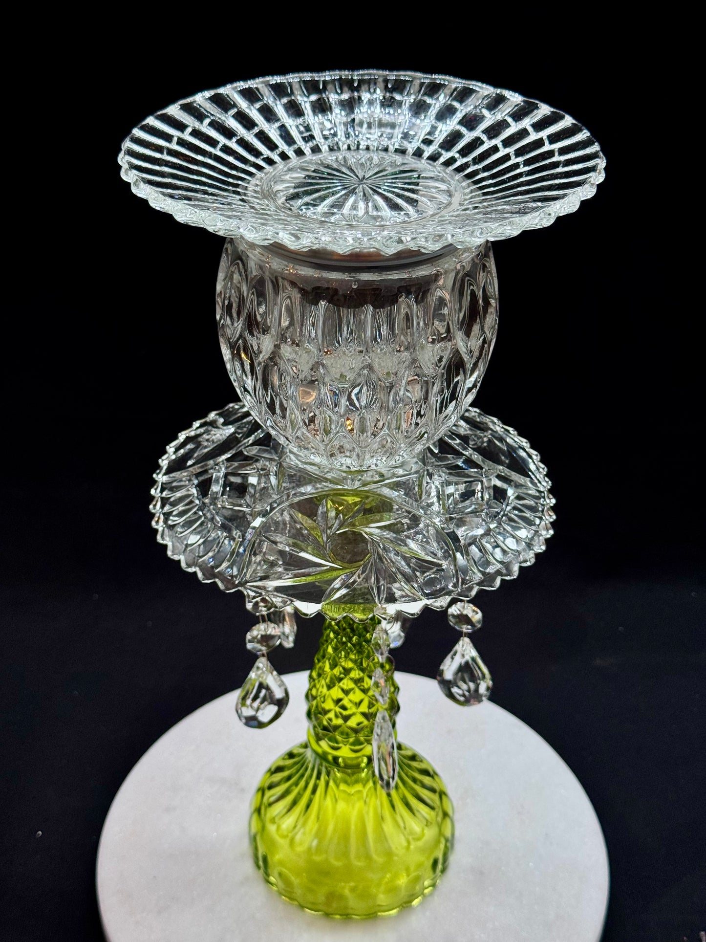 Vintage solcellelampe grønn fot og mønstret glassfat med krystallprismer