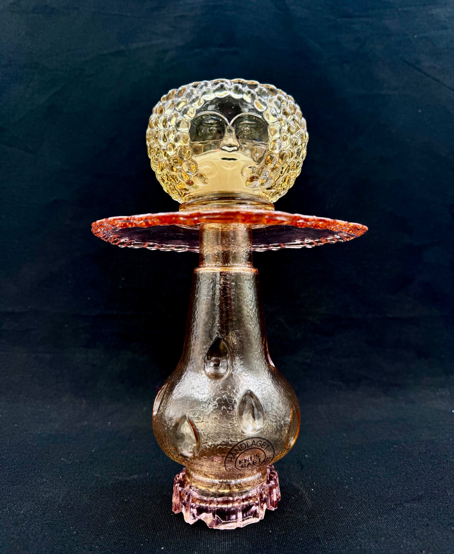 Vintage lysestake av champagne kuppel og rosa detaljer