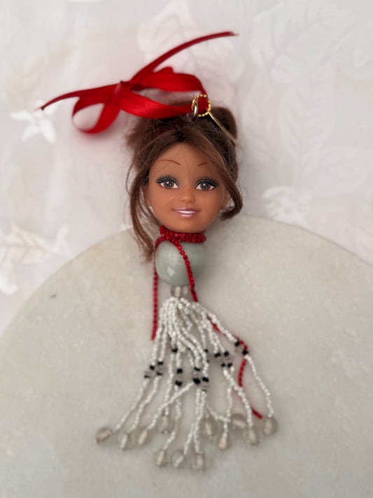 Vintage Barbie julekule «Brunette med hvit pynt og røde innslag»