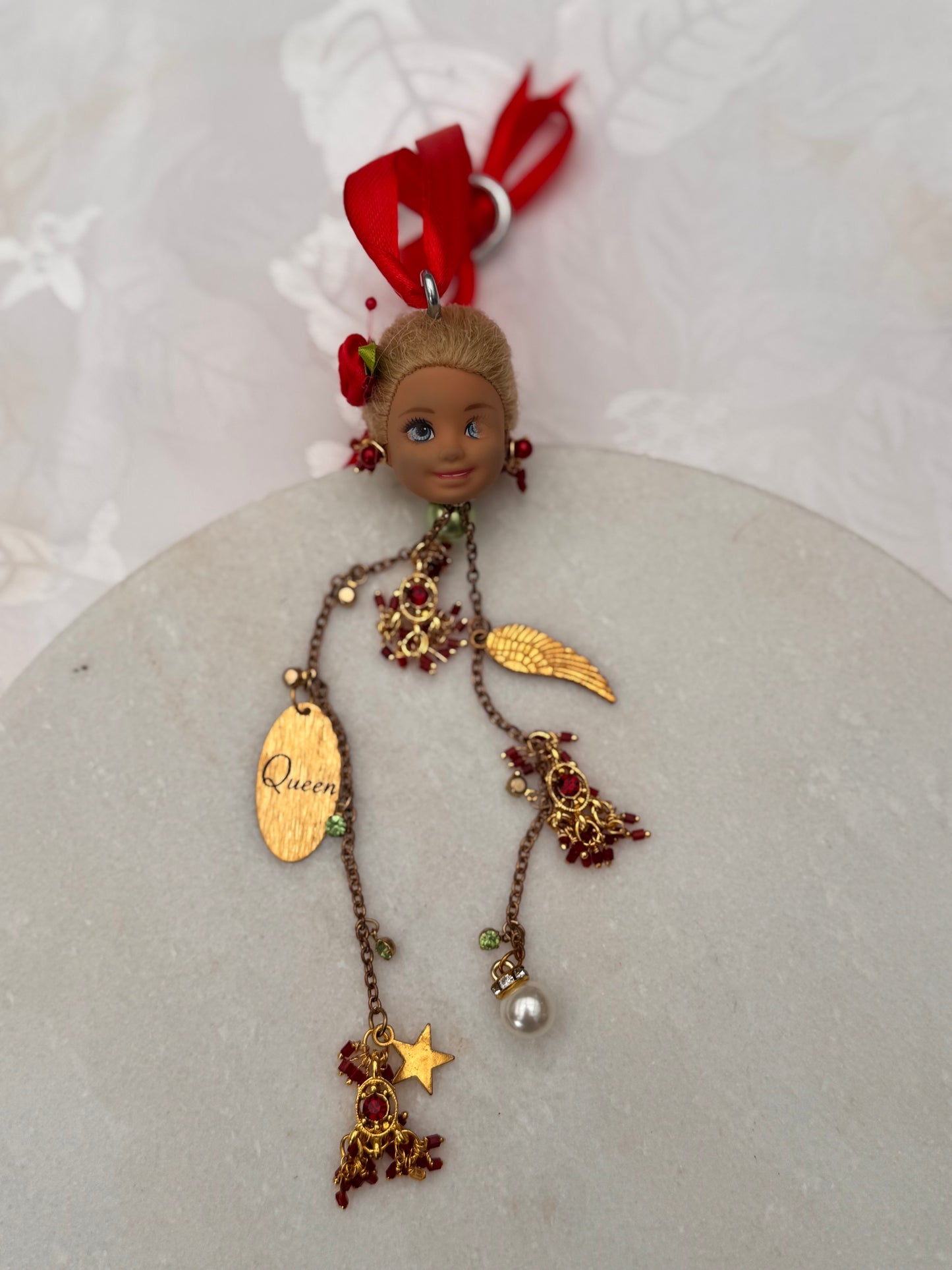 Vintage Barbie julekule «Blondine med 1,5 øyet og rød rose i håret»