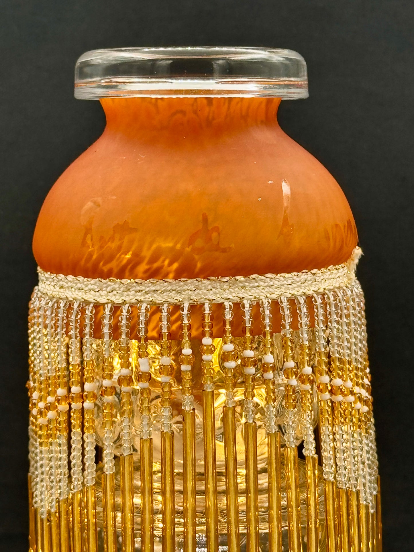 Vintage mini lyslenkelampe ambergul kuppel på stettfot