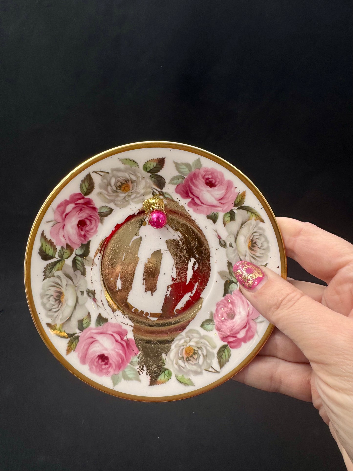 Vulvakunst med fot store rosa roser og knallrosa perle og grønn fot