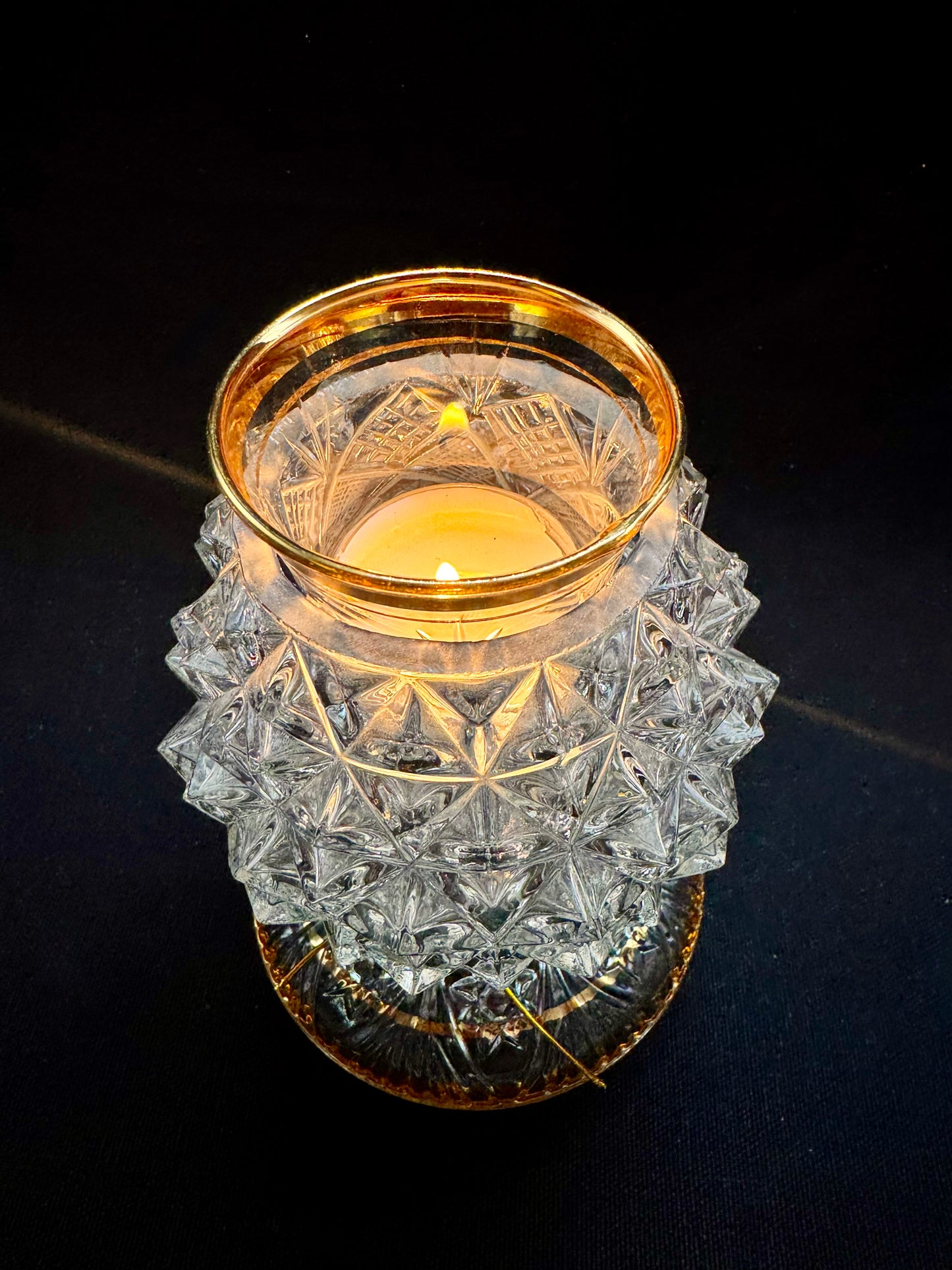 Vintage lyslykt i mønstret glass med gulldetaljer