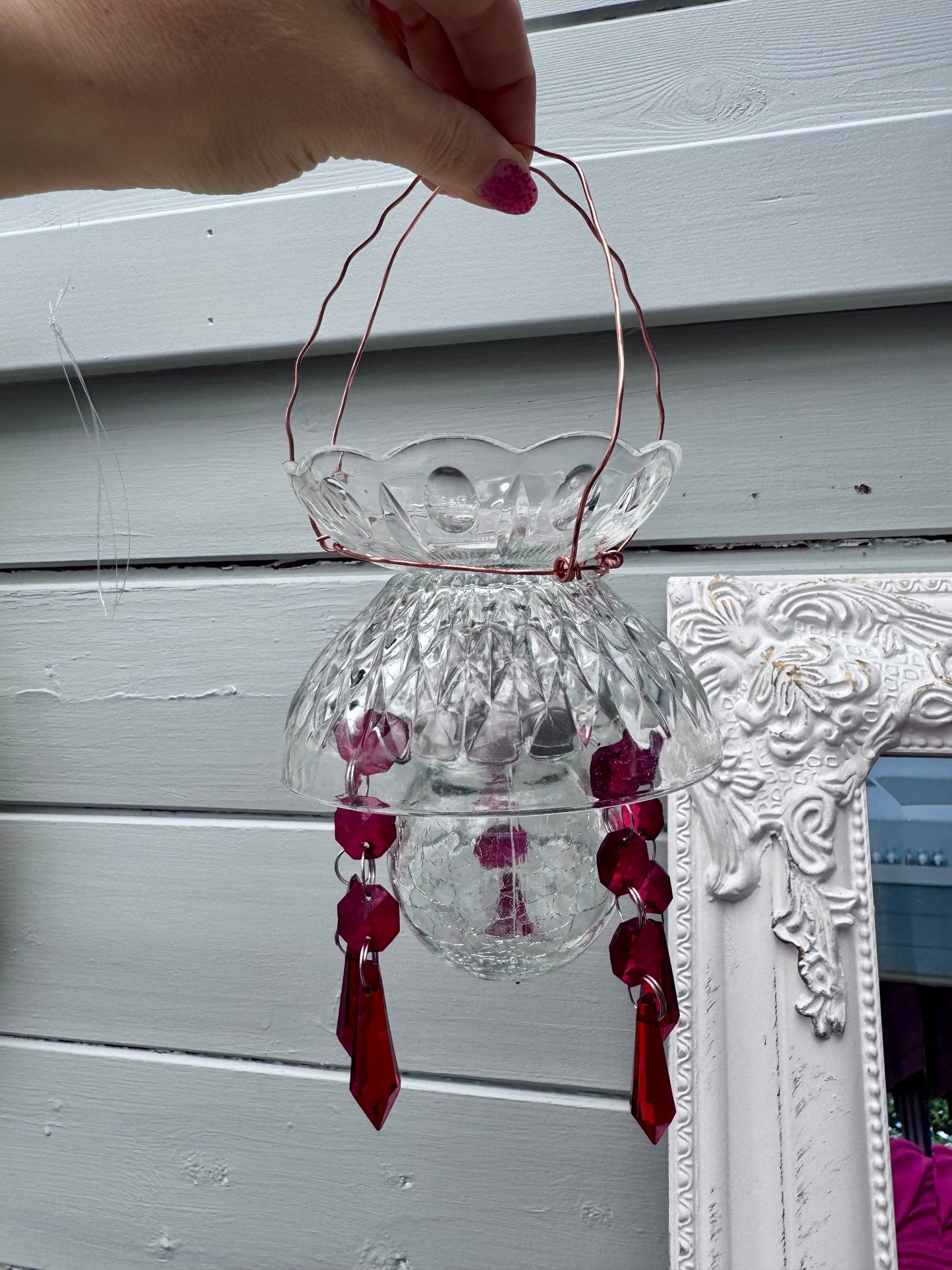 Vintage Solcellelampe hengelykt - klart glass og prismer i rødt
