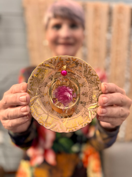 Vulvakunst med fot - rosemaling og brunlig fat og cerise rosa perle