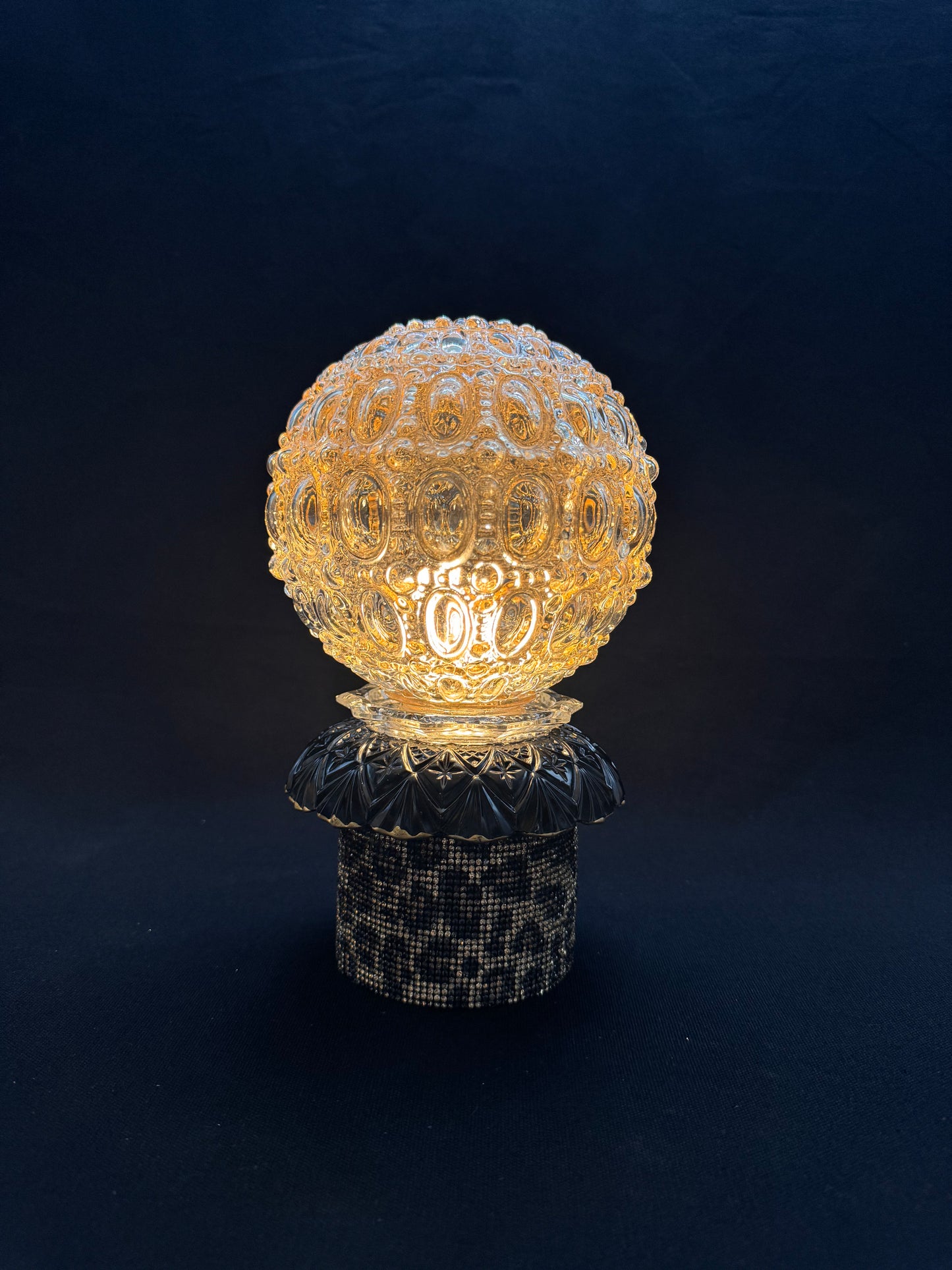 Batterilampe med leomønster og rund kuppel