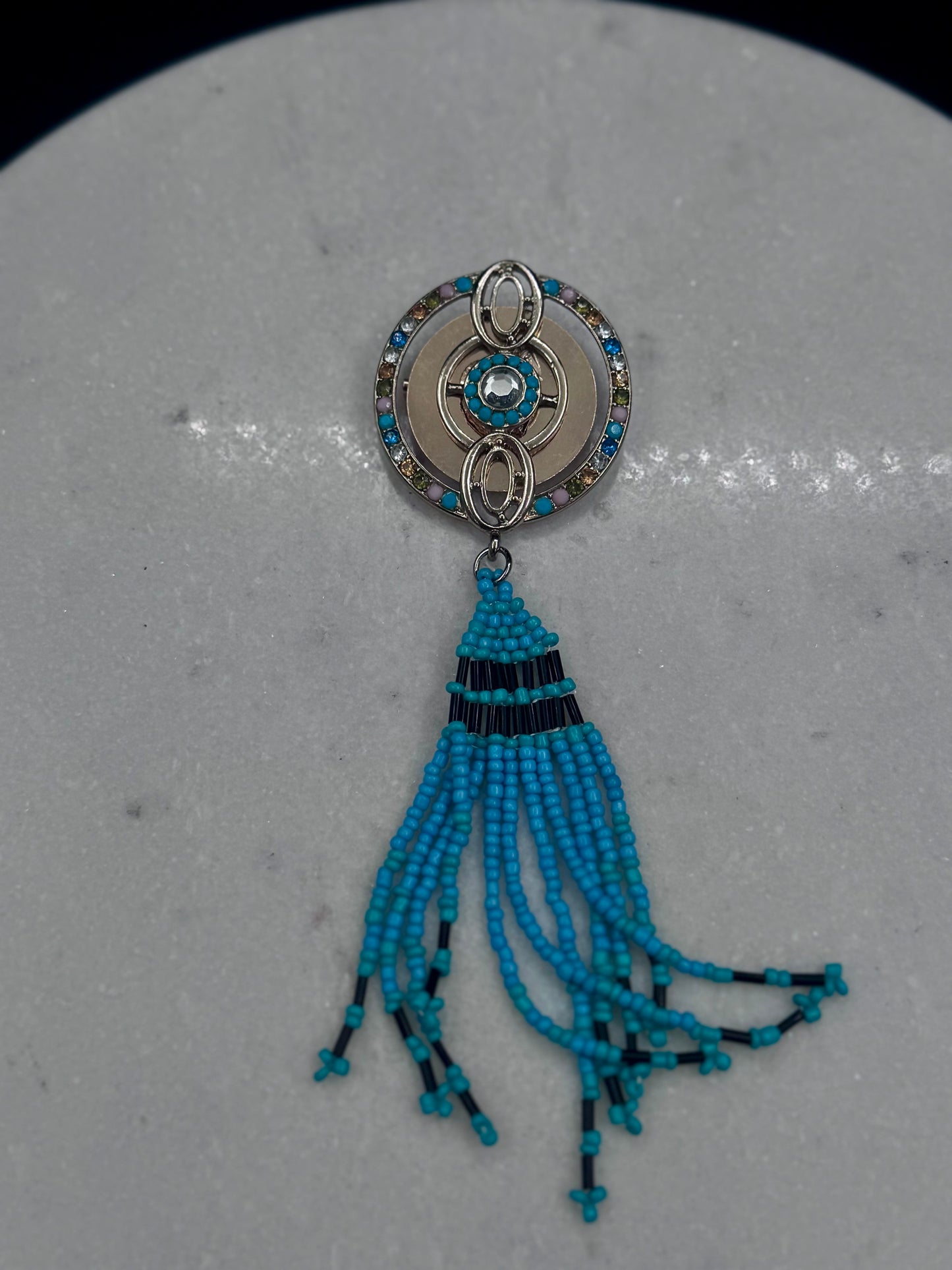 Vintage Brosje med fargerike stener og turkise perler