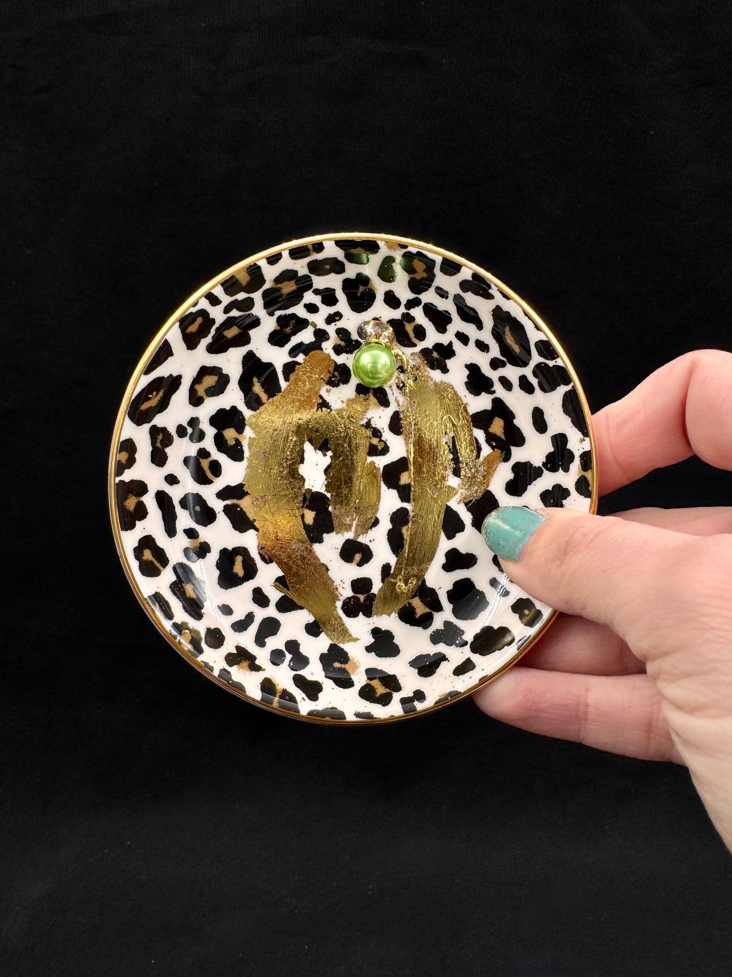 Vulvakunst leofat med limegrønn perle og svart fot