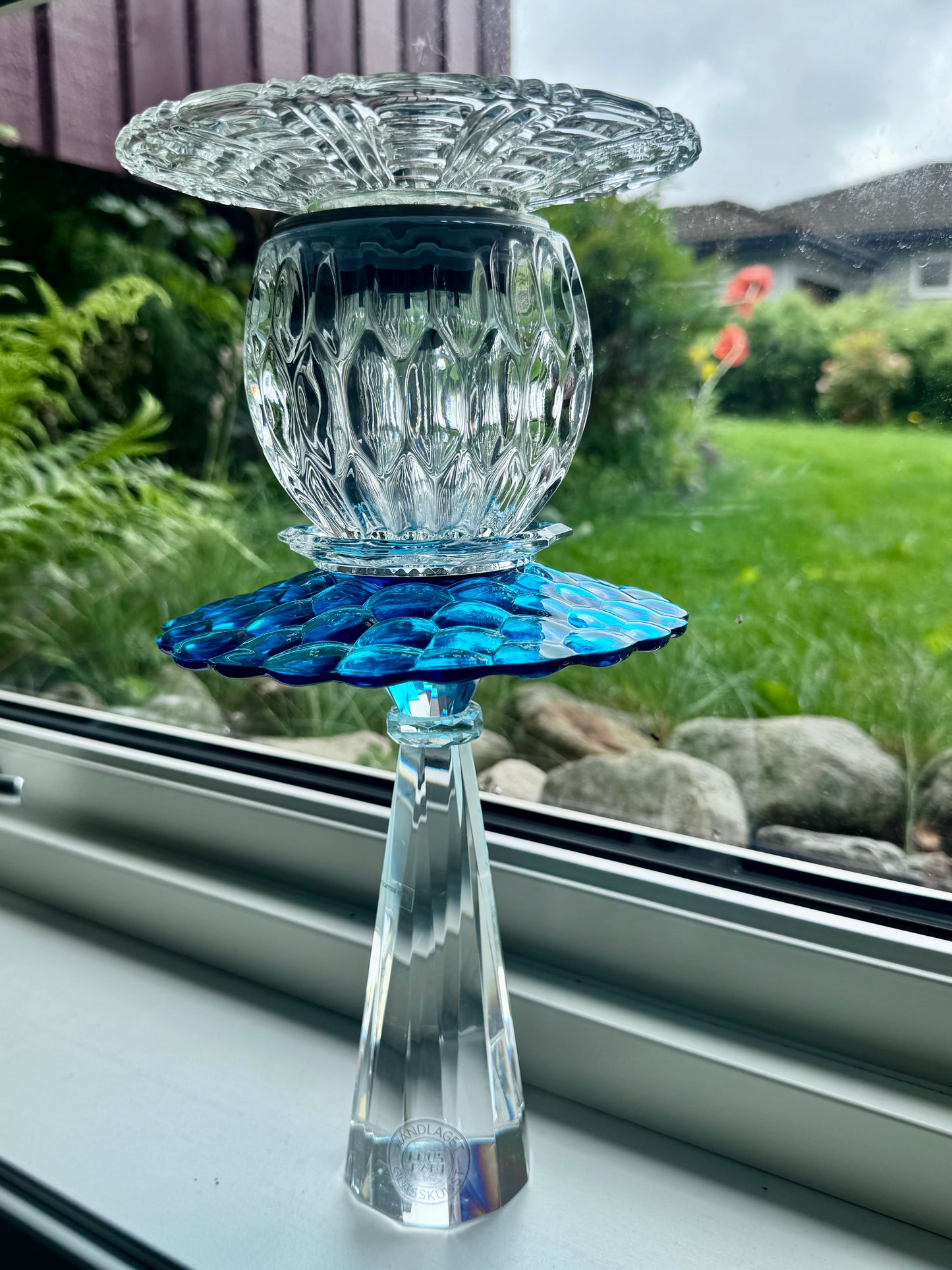 Stor vintage solcellelampe krystallfot med blå krave og glassfat
