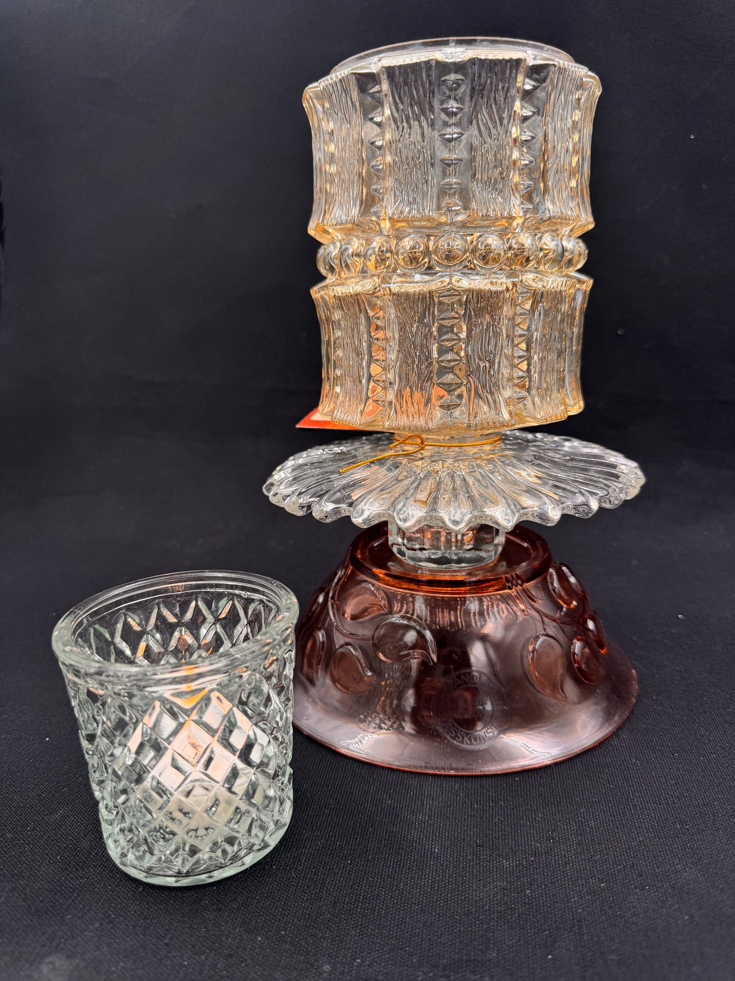 Vintage lykt i champagnefarge og krystallskål i rosa