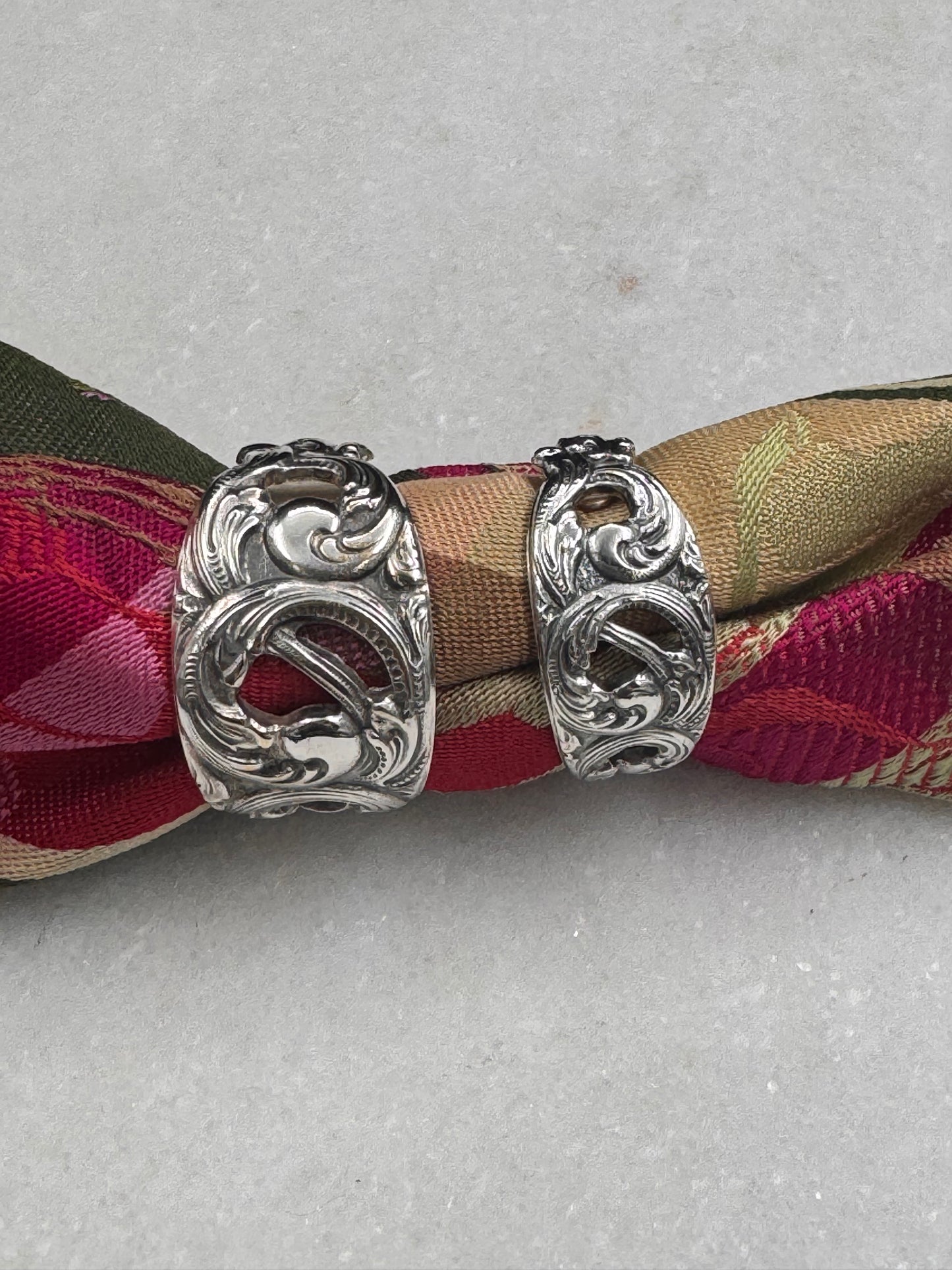 Vintage Skjerfring «Rokokko Hardanger» stor oksidert