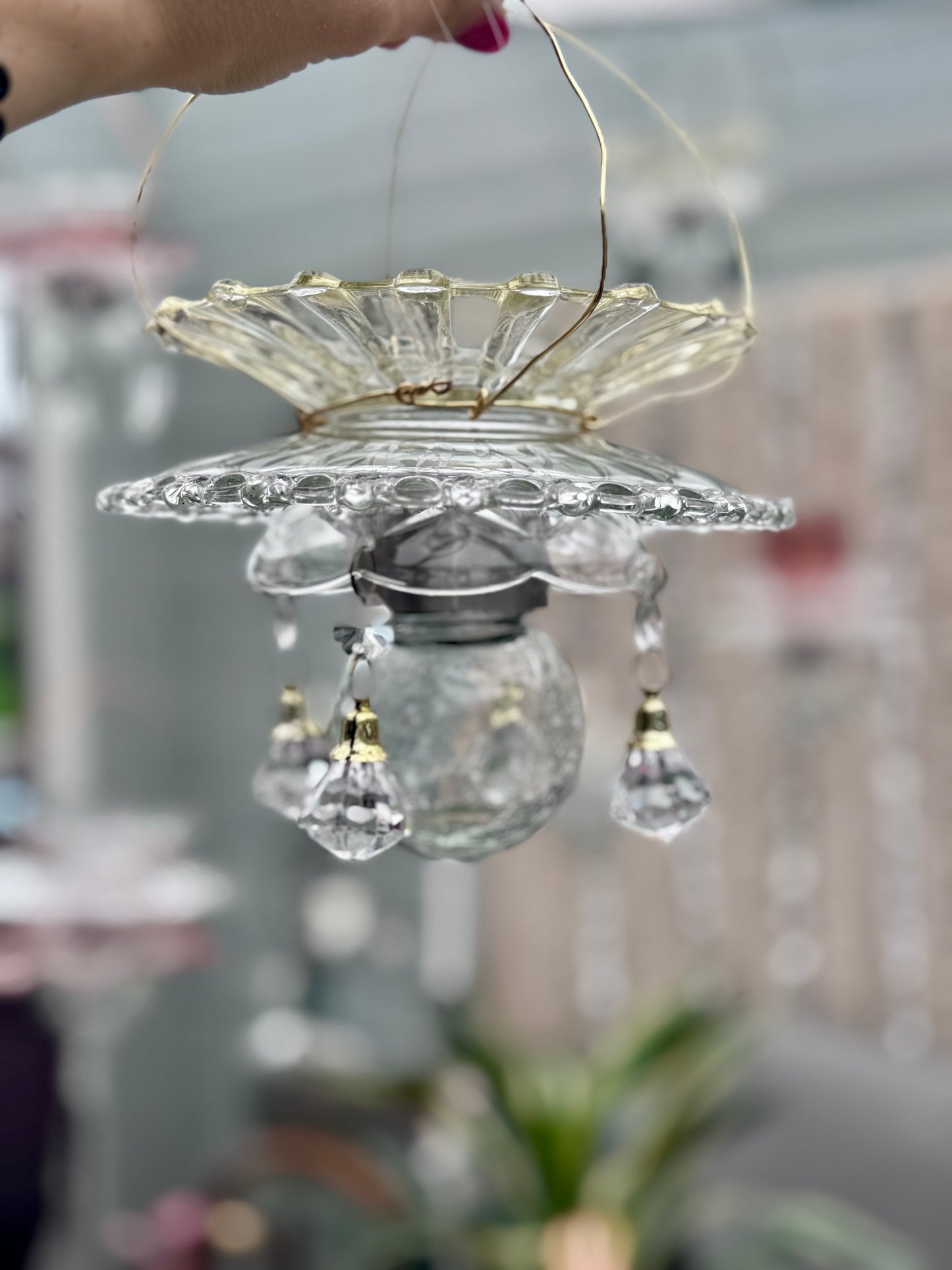 Vintage Solcellelampe hengelykt - klart glass og prismer med gulldetaljer