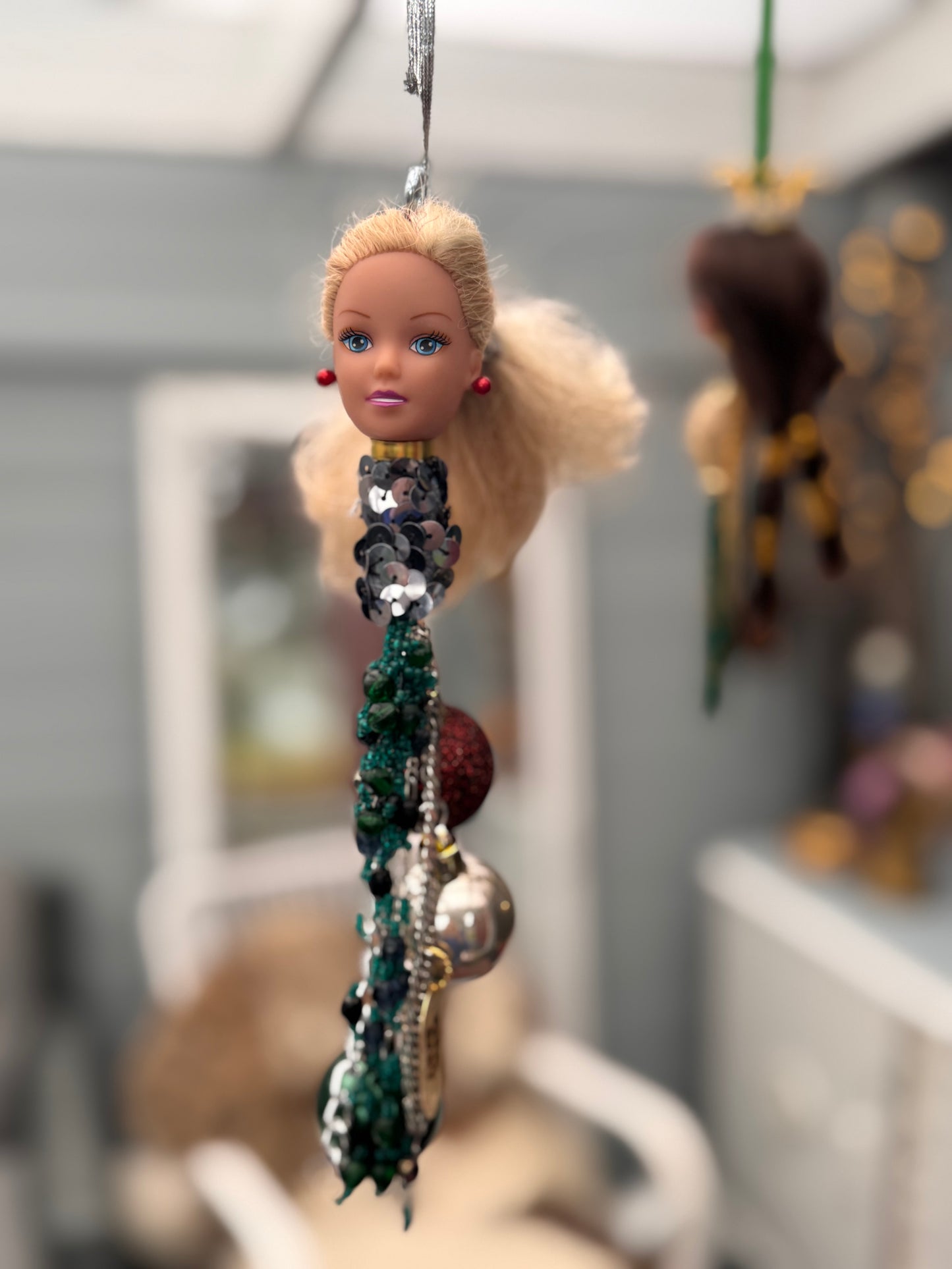 Vintage Barbie julekule «Blondine med sølvgråt paljettbånd i hår og hals med julekuler til pynt»