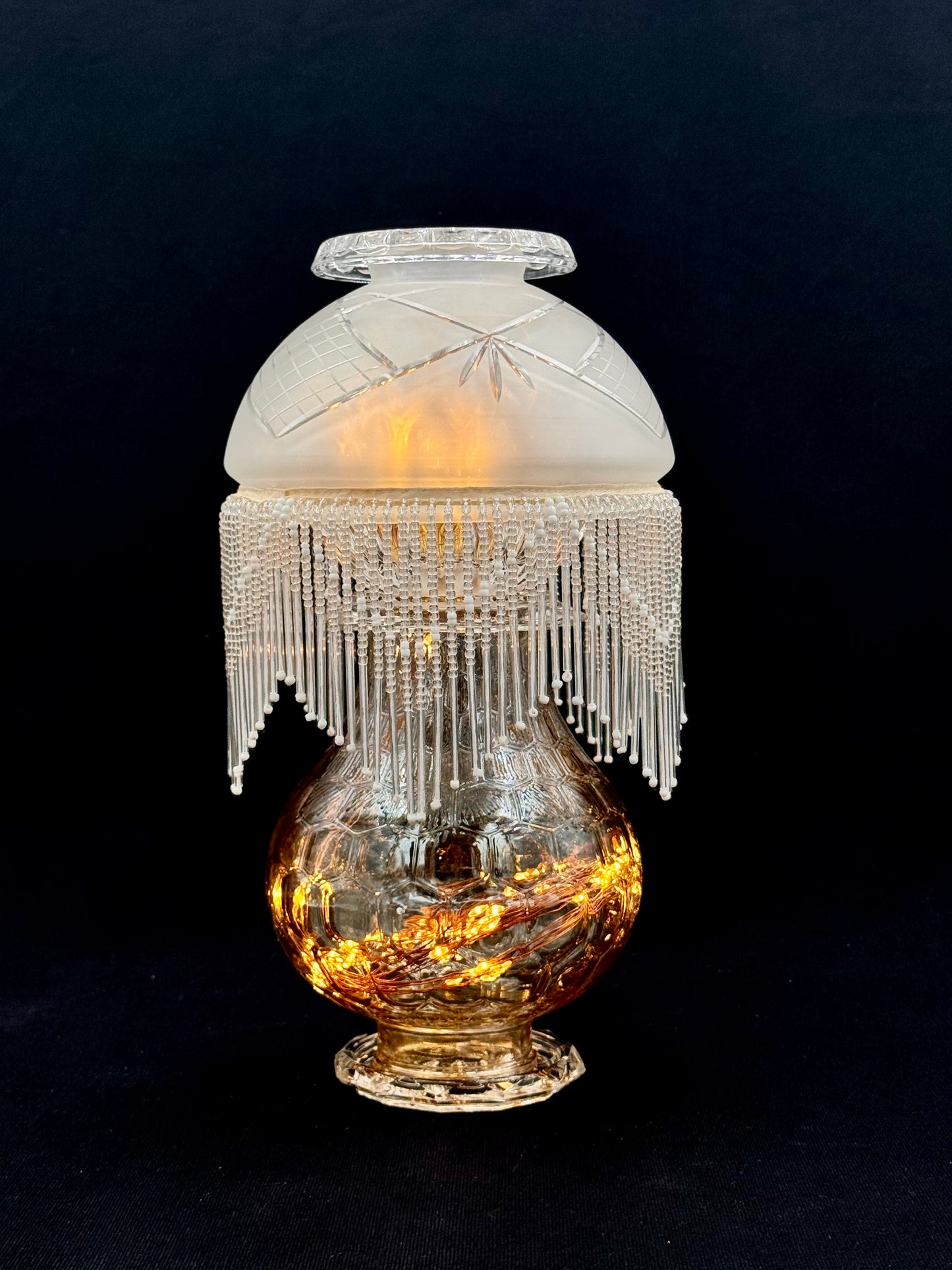 Vintage lyslenkelampe champagnefarget fot og hvit kuppel glassfrynser