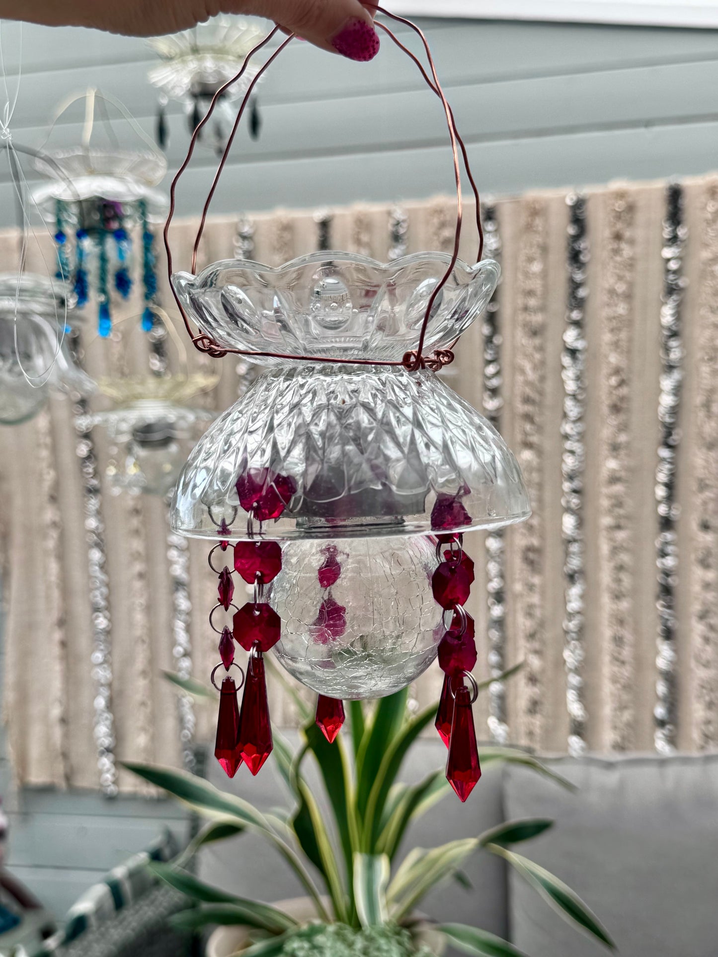 Vintage Solcellelampe hengelykt - klart glass og prismer i rødt
