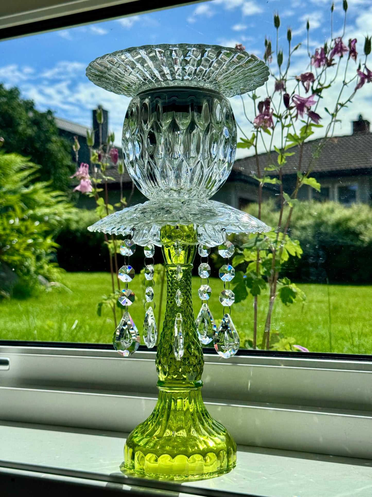 Vintage solcellelampe grønn fot og mønstret glassfat med krystallprismer