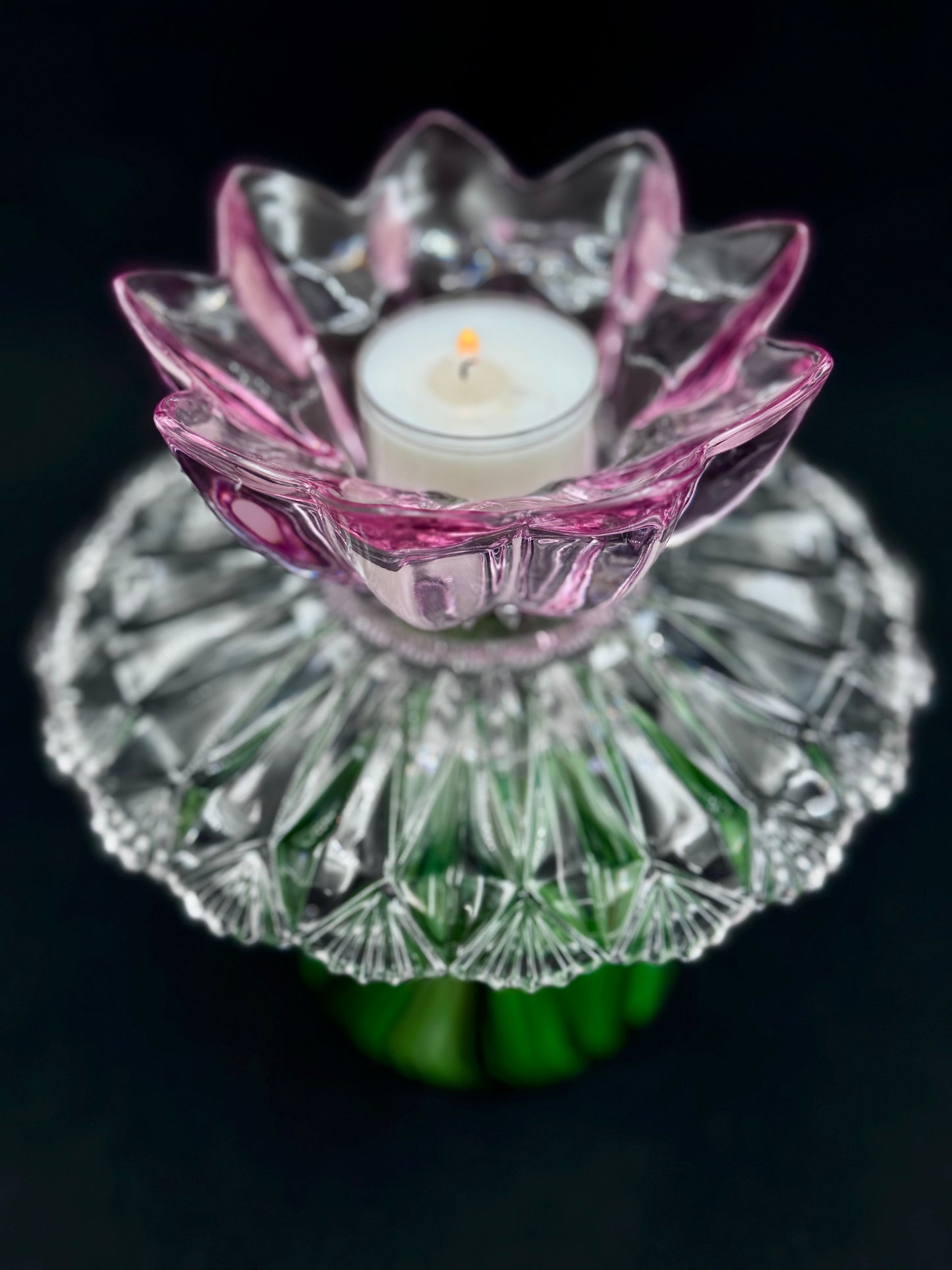 Vintage lysestake med knallgrønn fot og rosa tulipan
