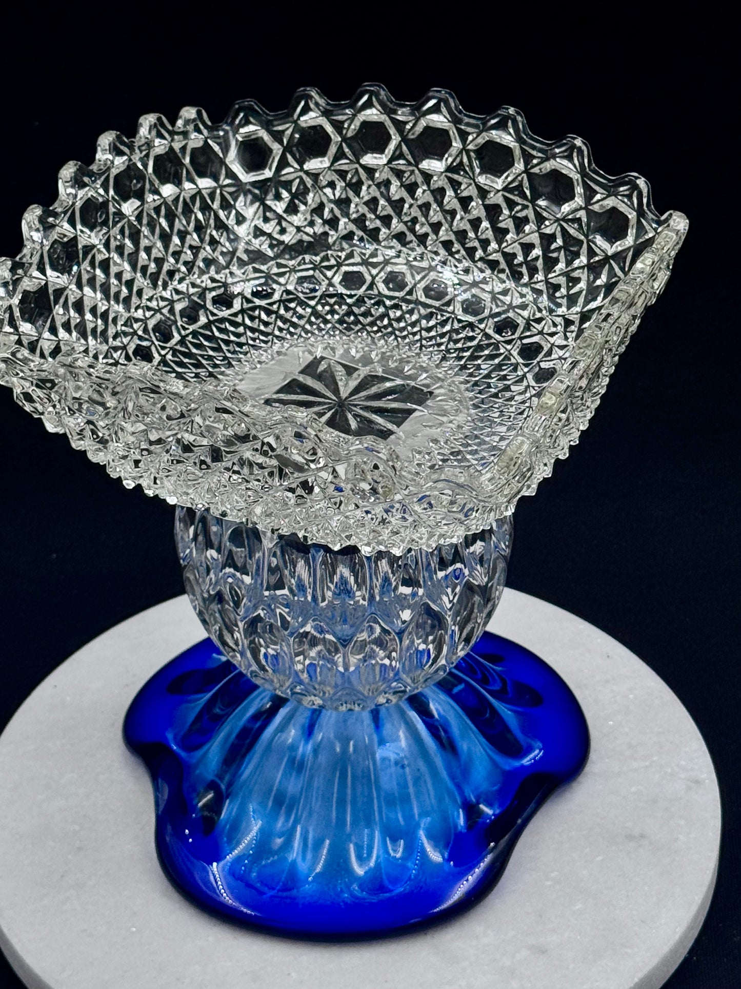 Stor solcellelampe koboltblå krystallfot, glassklar kule og krystallskål