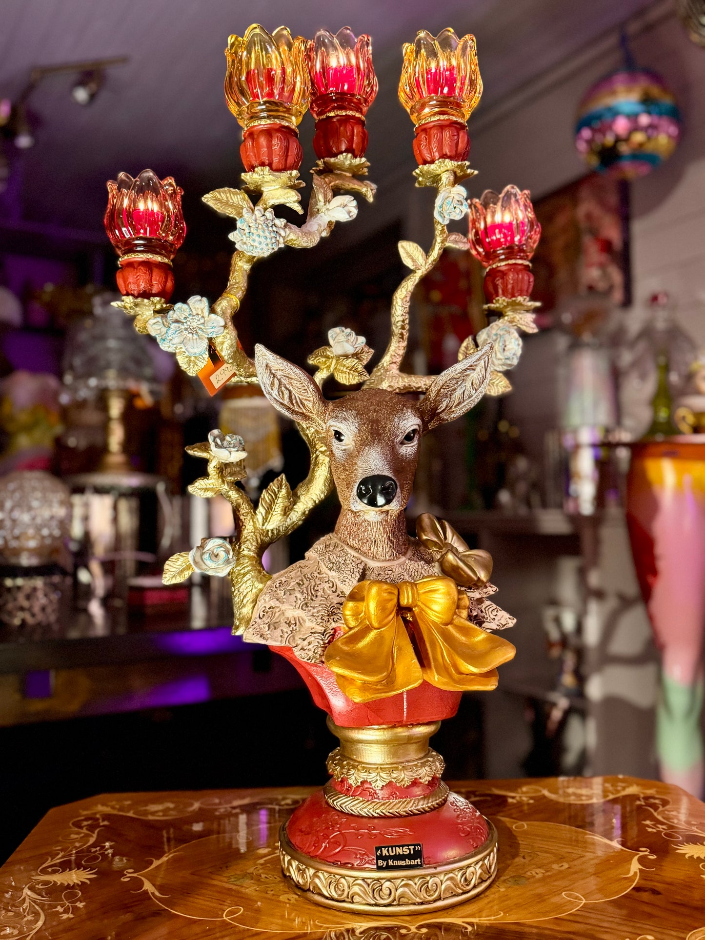 Redesignet hjorten Erika i rødt og oransje