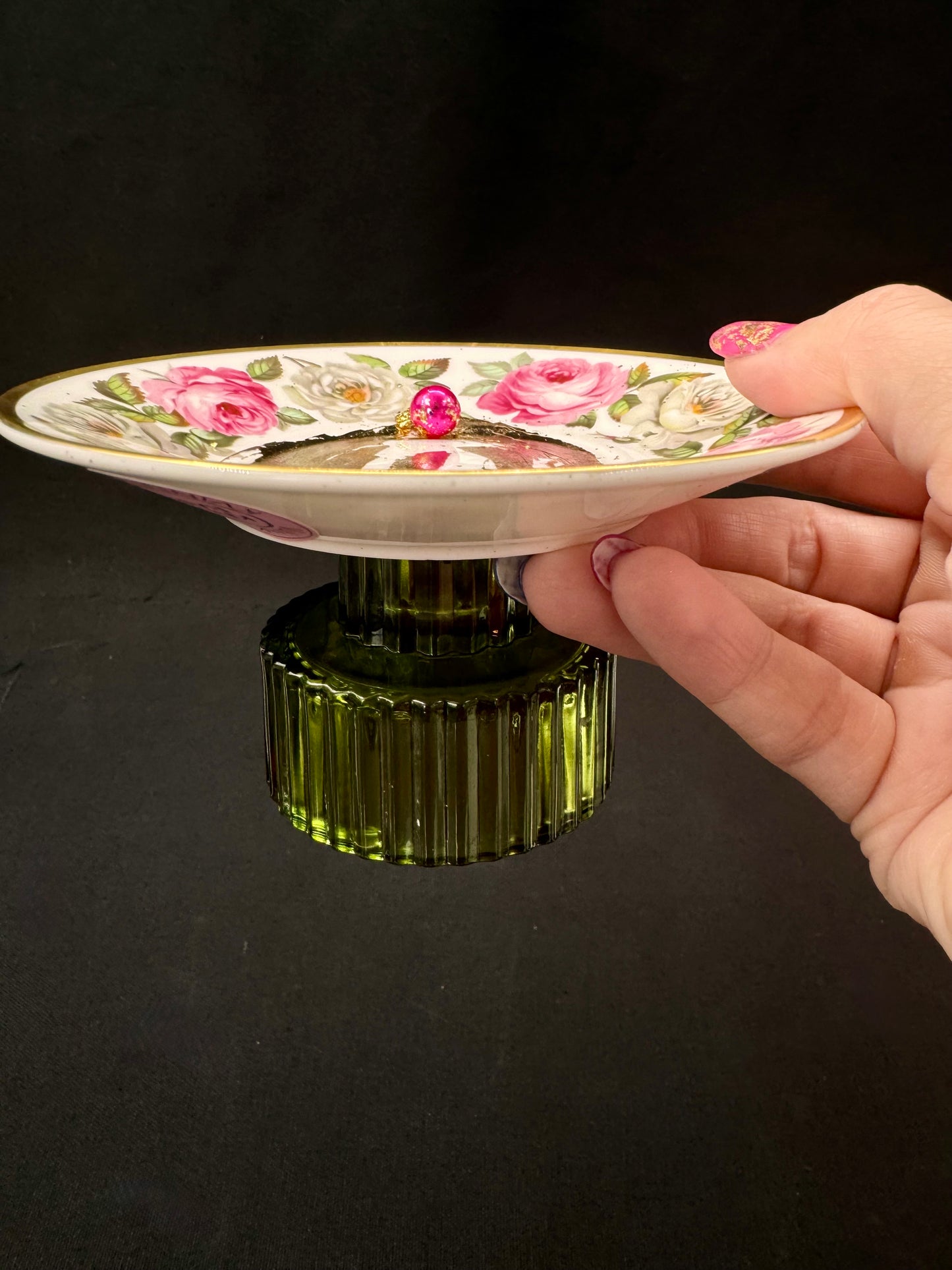 Vulvakunst med fot store rosa roser og knallrosa perle og grønn fot