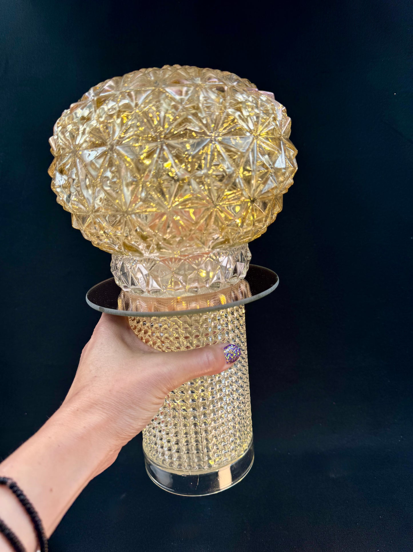Diamantlampe med mønstret fot og champagnemønstret glass