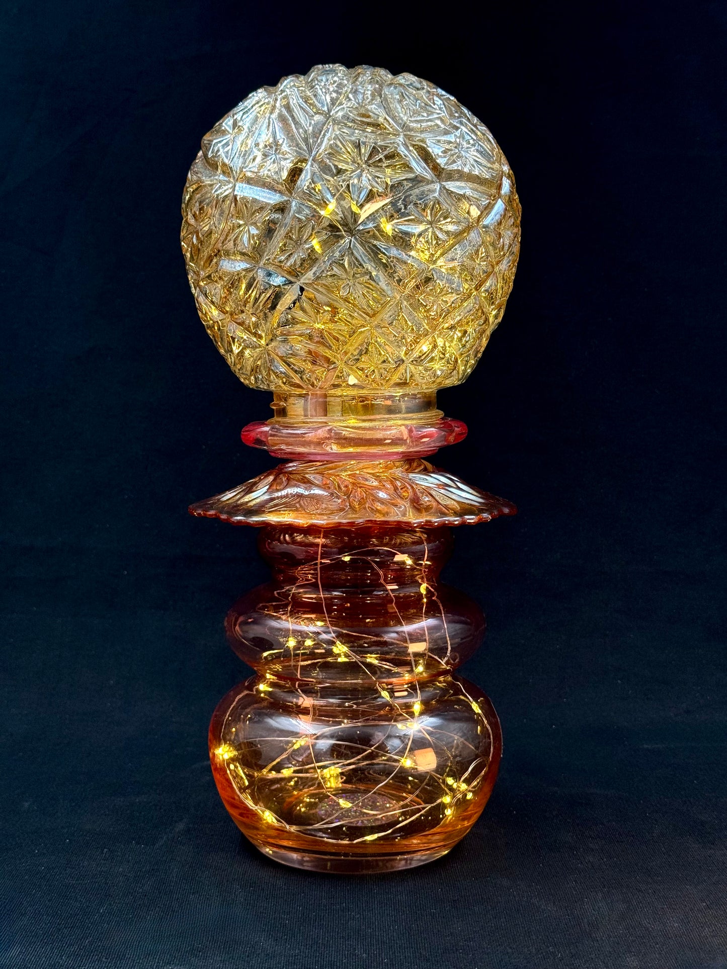 Vintage Diamantlampe med rosa og hint av oransje fot og amber kuppel