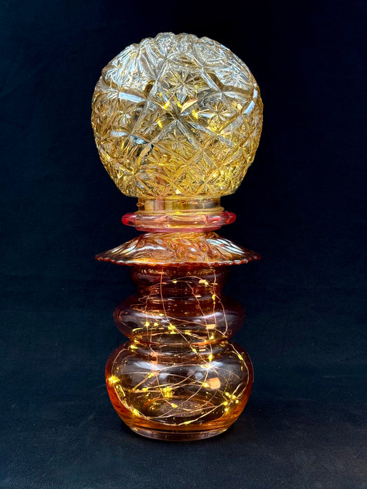 Vintage Diamantlampe med rosa og hint av oransje fot og amber kuppel