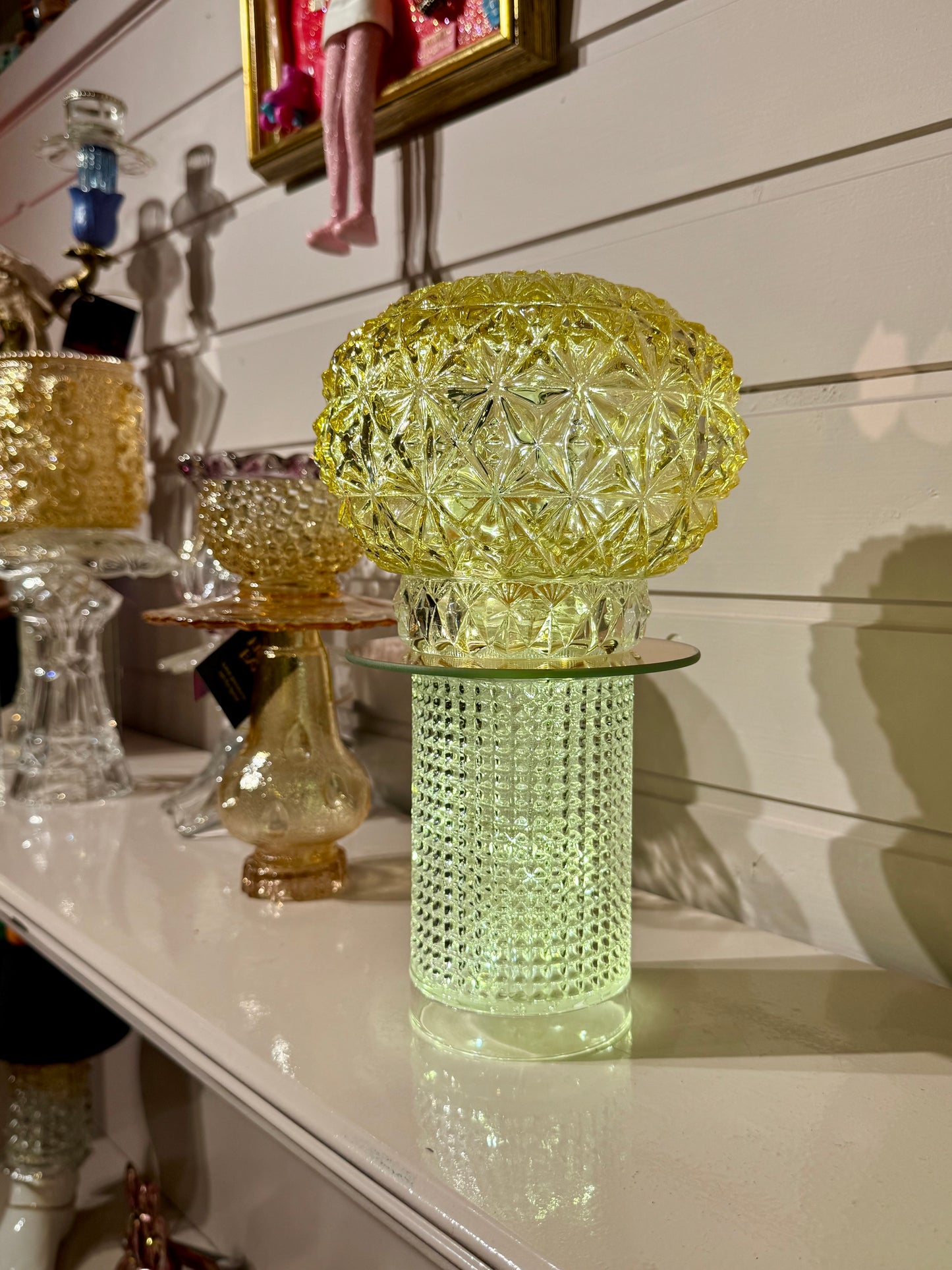 Diamantlampe med mønstret fot og champagnemønstret glass