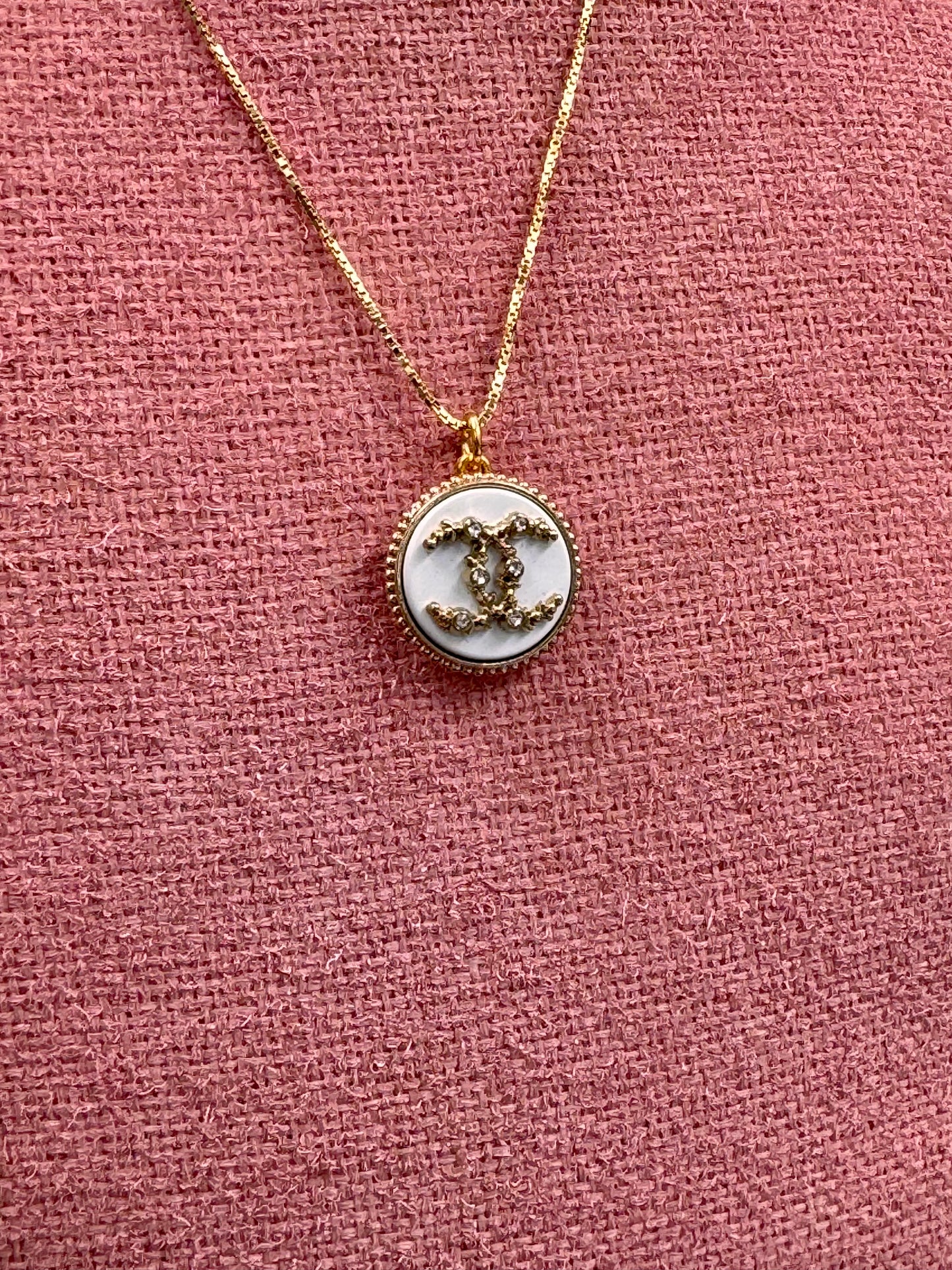 Vintage Chanel smykke gull og hvitt med stener i CC logo