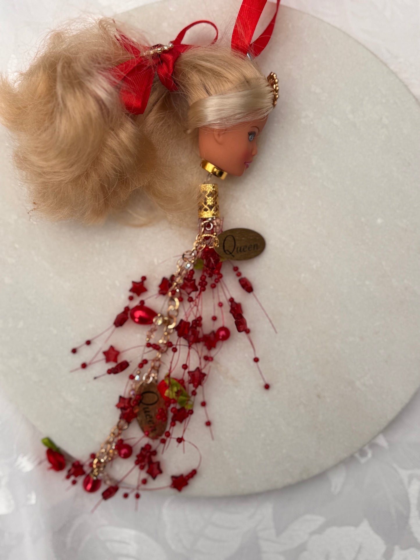 Vintage Barbie julekule «Blondine med julerød pynt»