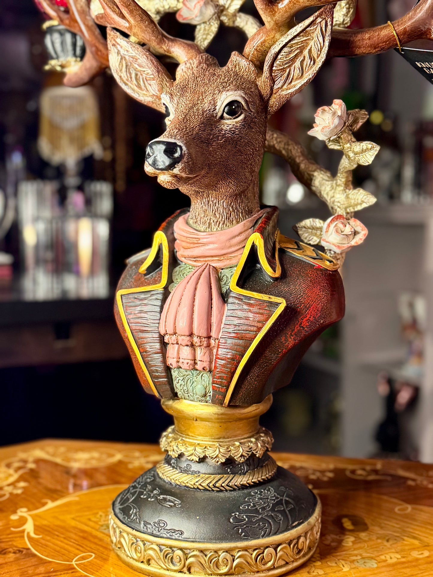 Redesignet hjorten Alexander i grønt og rosa