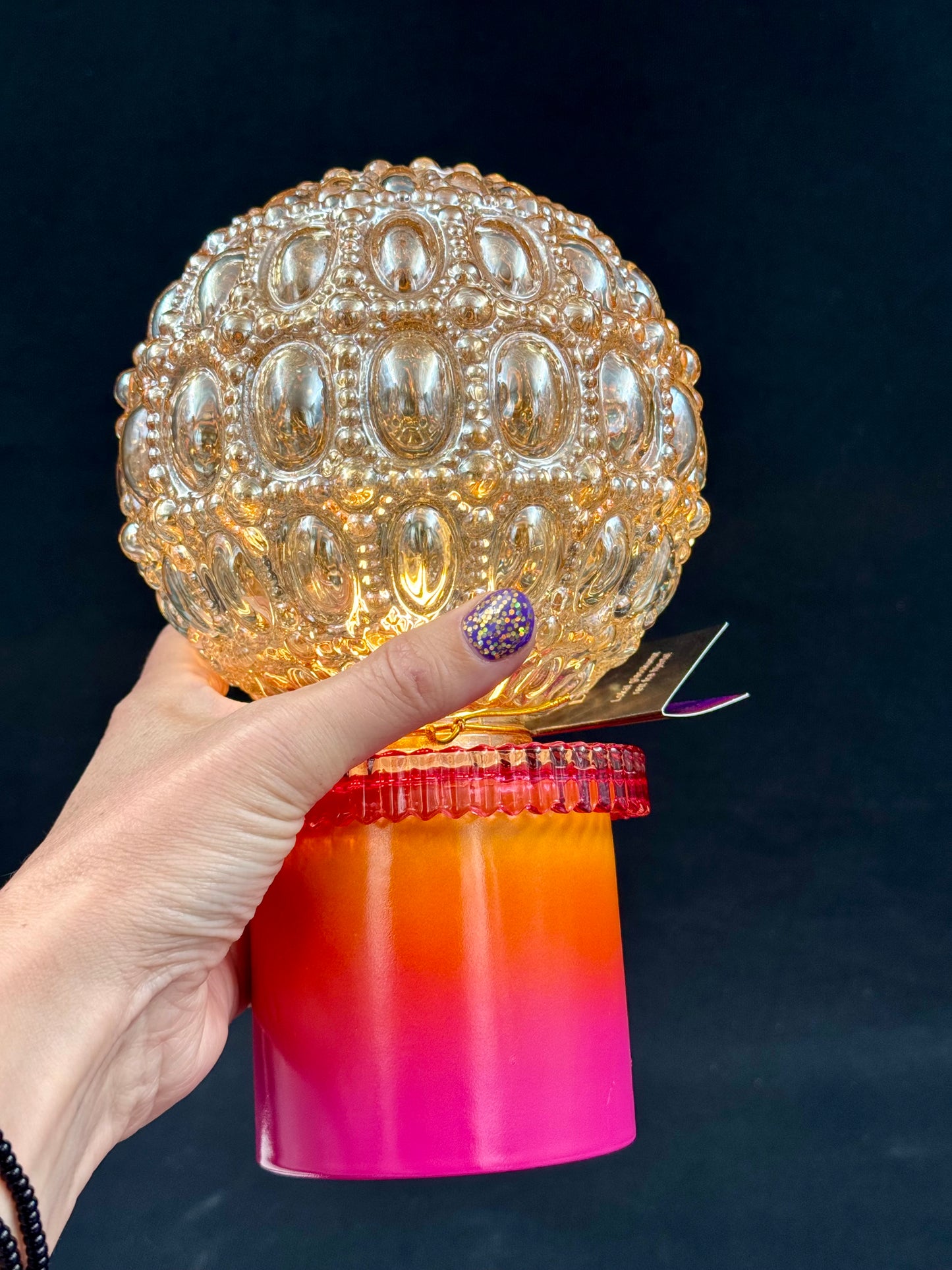 Batterilampe med knall gul og rosa med vintage champagnekuppel