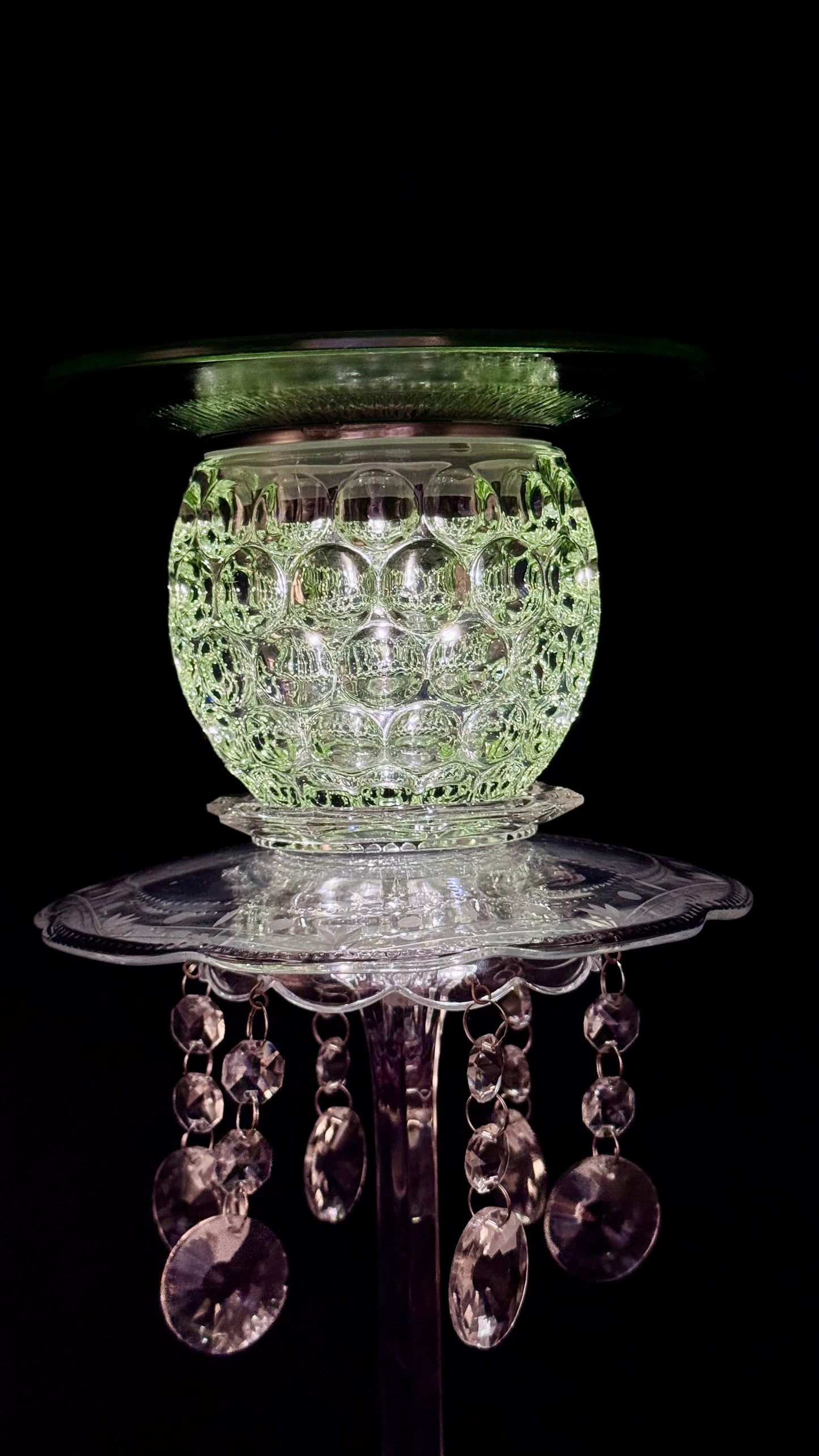 Vintage solcellelampe grønn fot og grønt glassfat med krystallprismer