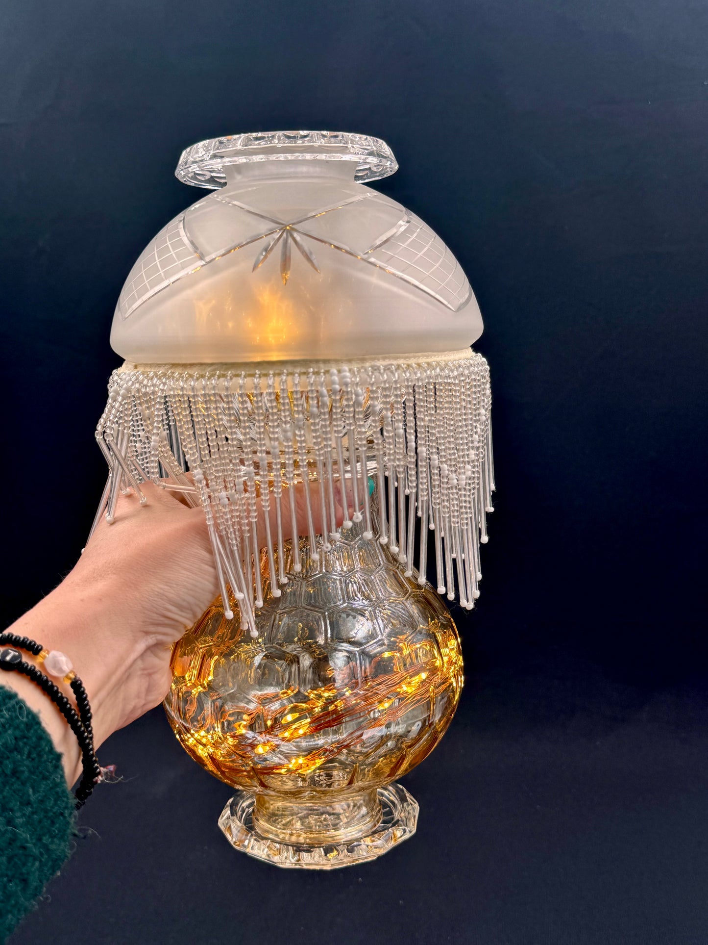 Vintage lyslenkelampe champagnefarget fot og hvit kuppel glassfrynser