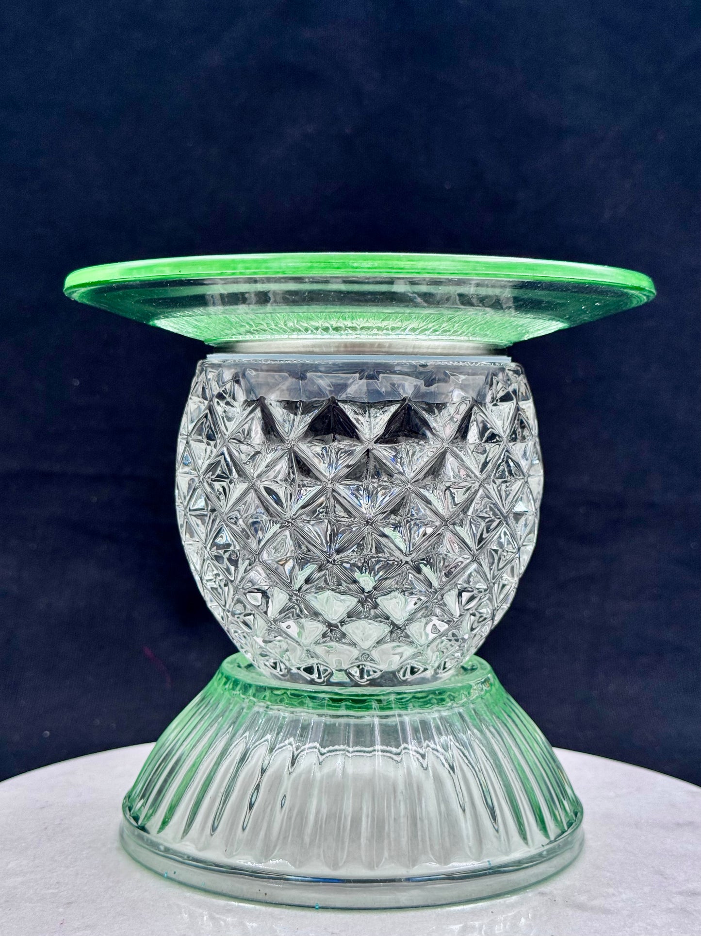 Vintage solcellelampe i grønt uranglass og grønt glassfat