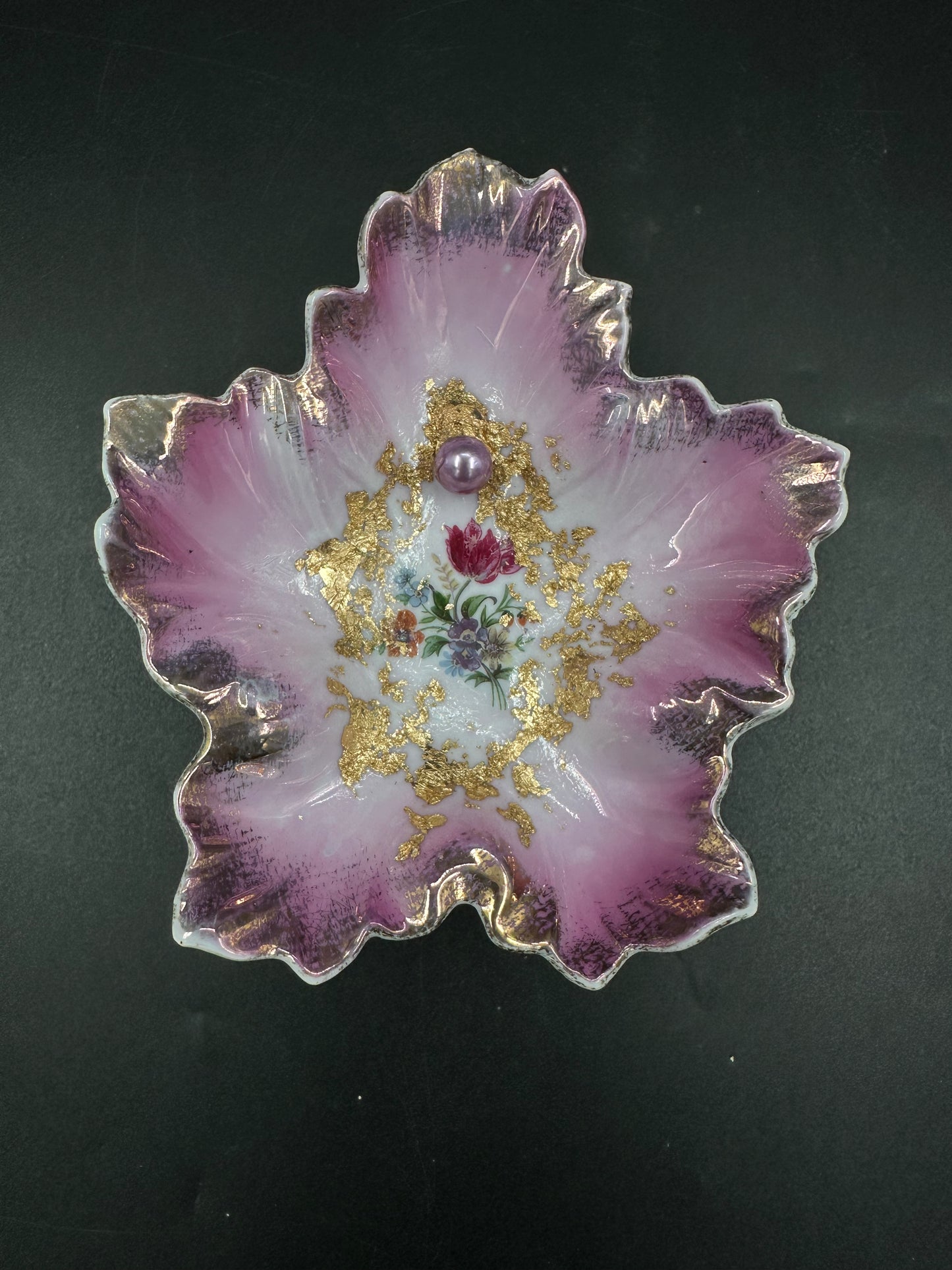 Vulvakunst med gullfot og fat i rosa/lilla og lavendelfarget perle